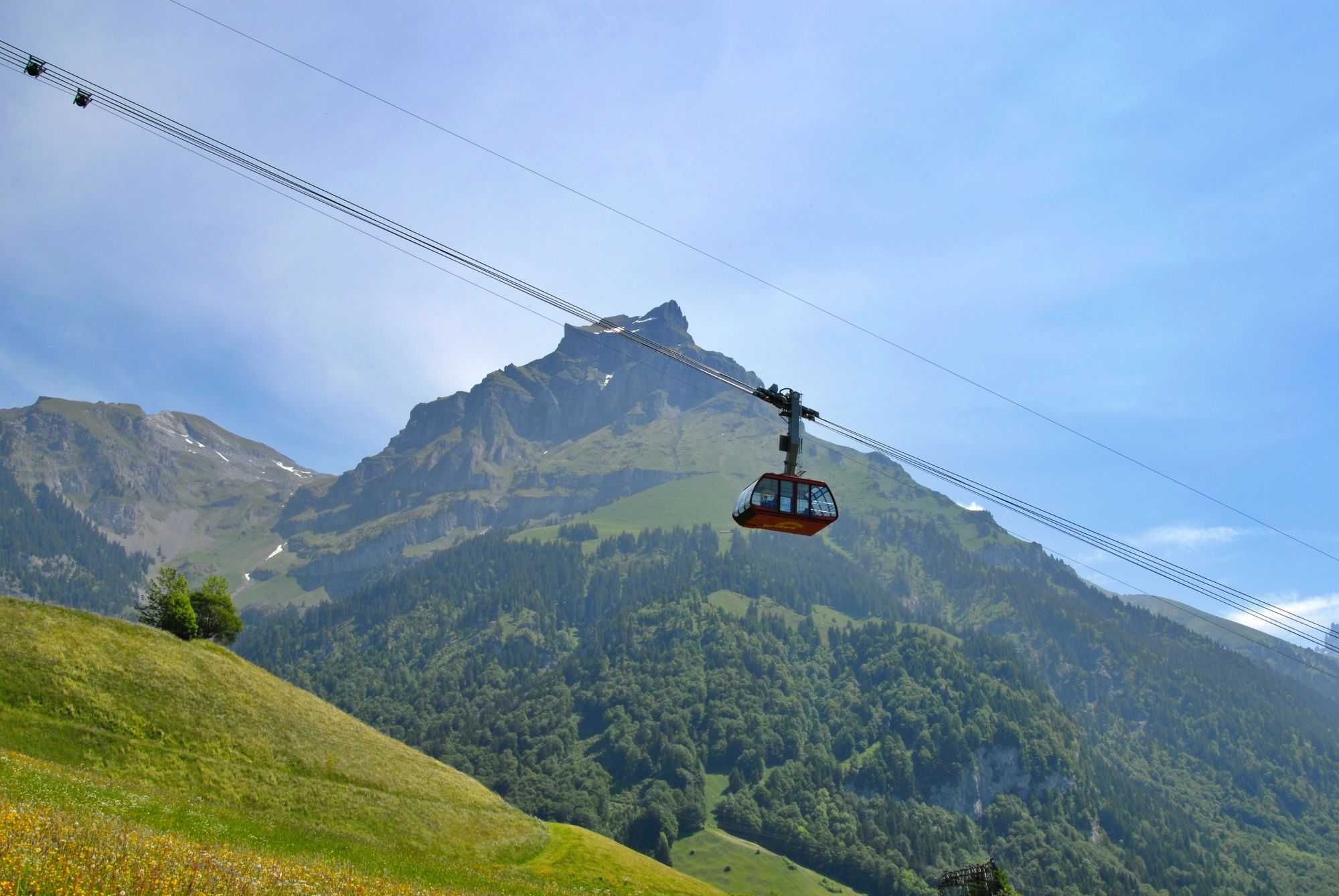 Gondola Brunni dengan pemandangan gunung hijau di landskap musim panas di Switzerland Tengah.