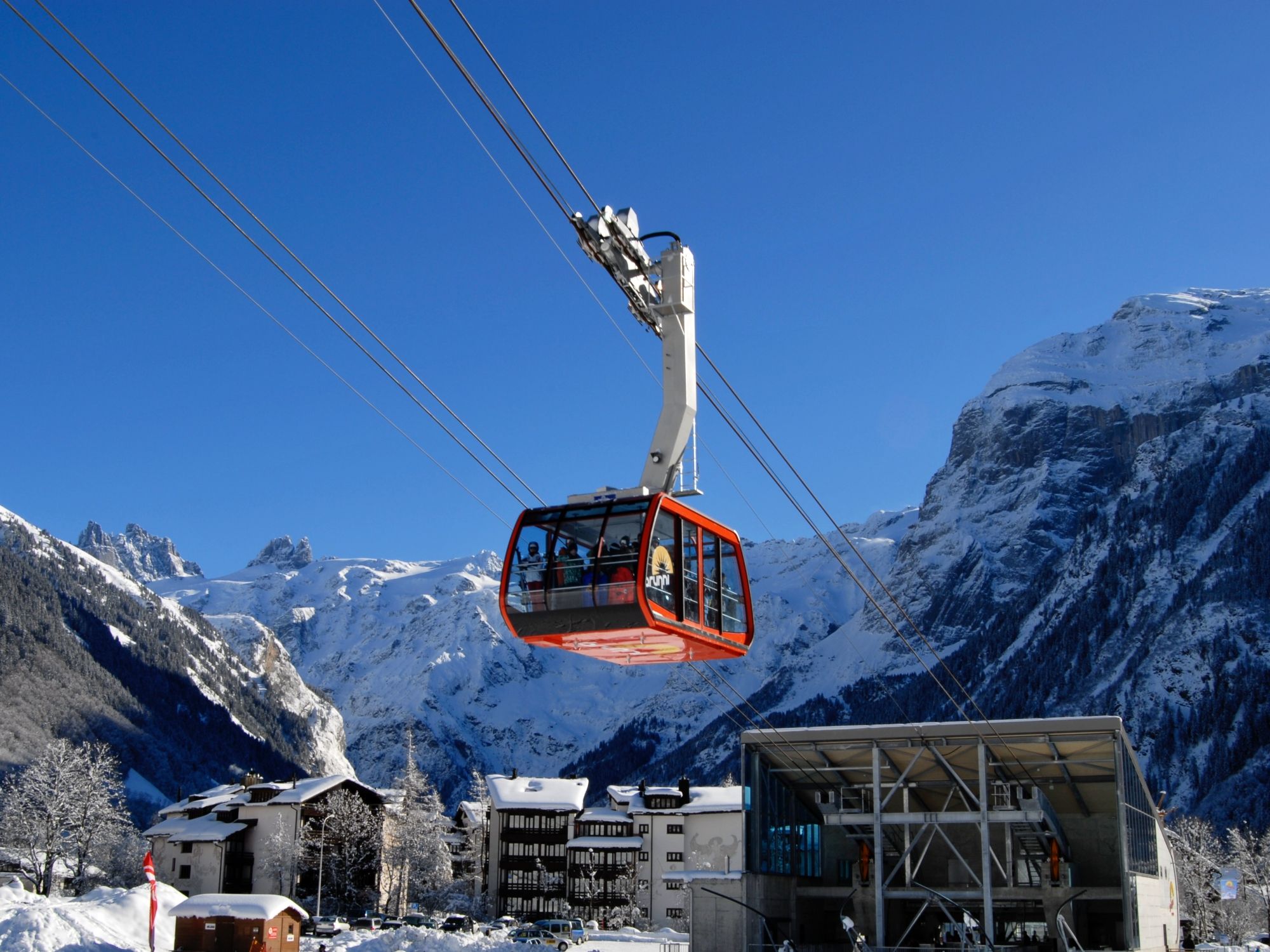 Tiket ski Klostermatte Engelberg: Kabel kereta melintasi gunung bersalji, sesuai untuk percutian ski musim sejuk anda.