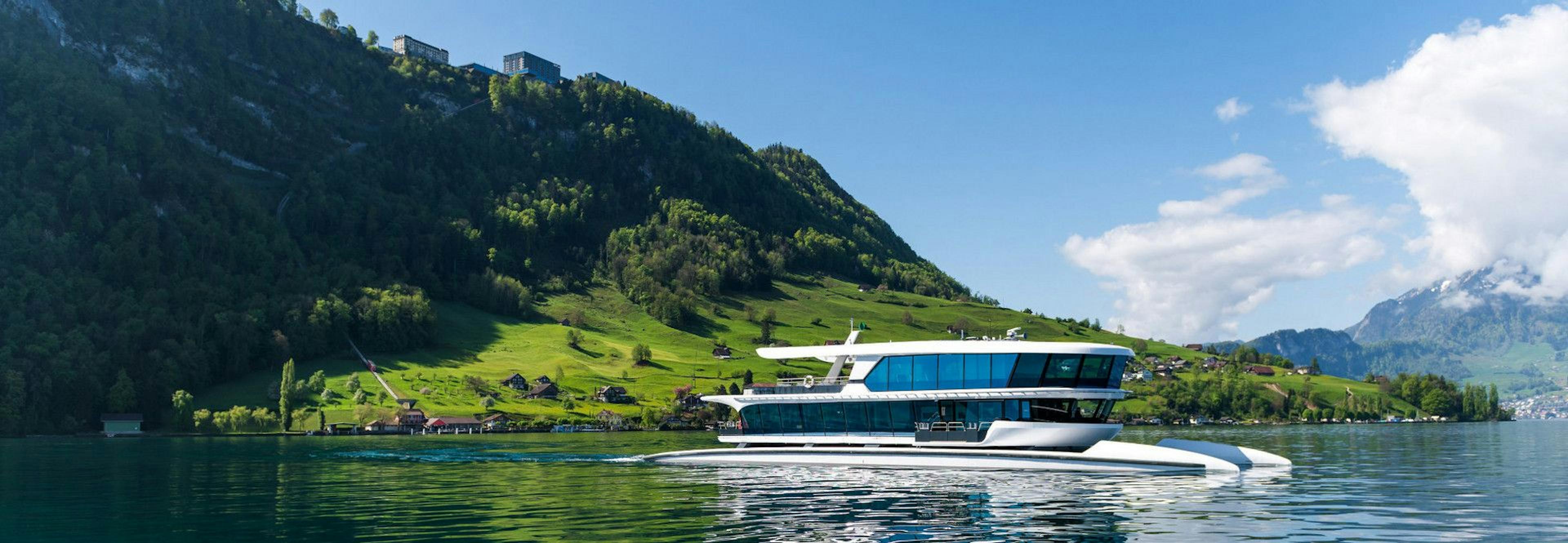 Passeio de barco no Bürgenstock com catamarã no Lago dos Quatro Cantões em 2023.