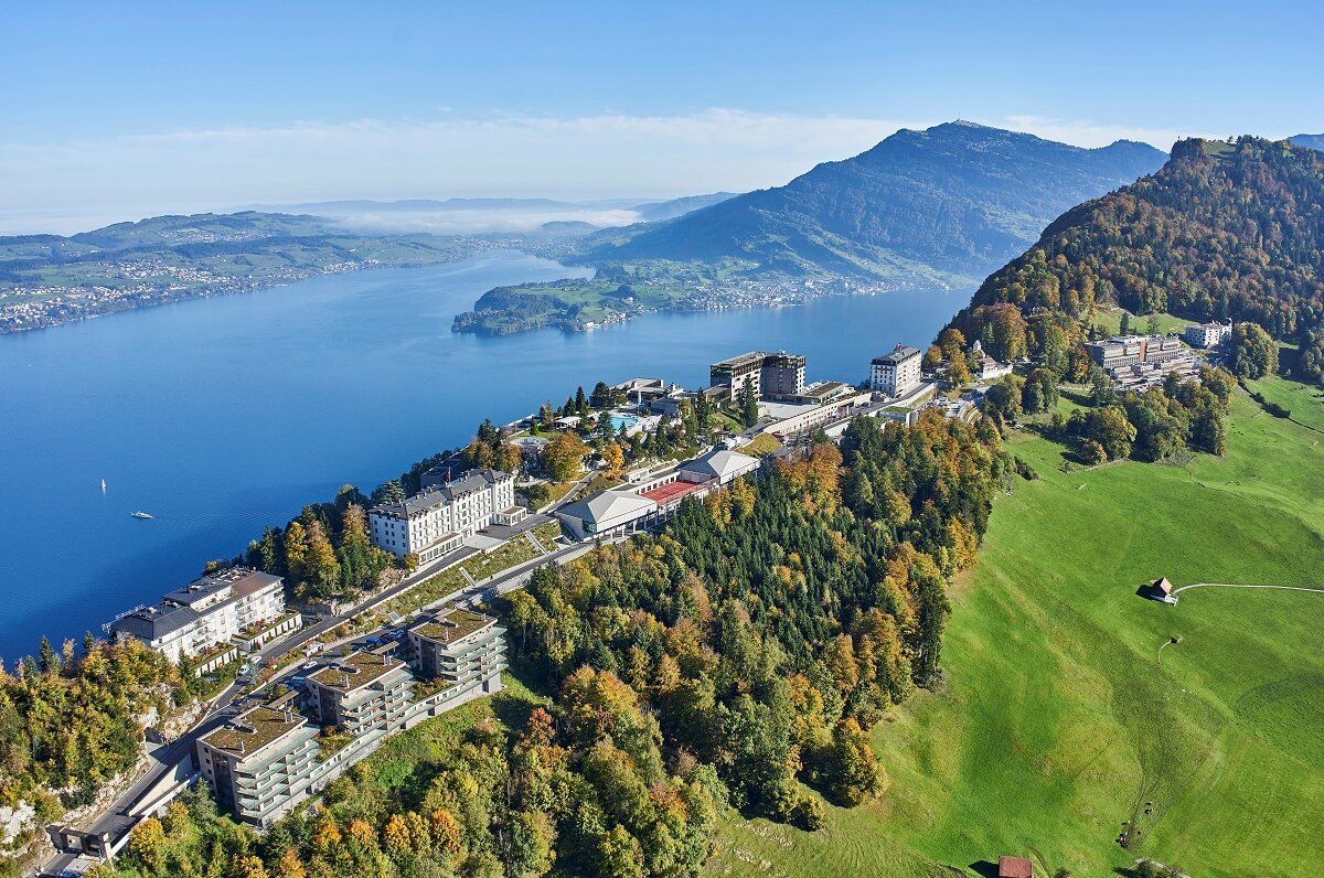 Bürgenstock Resort mit Blick auf den Vierwaldstättersee in der Schweiz, umgeben von Bergen und Wäldern.