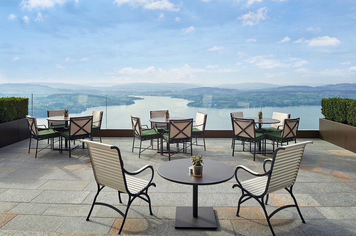 Tarraca Bürgenstock me pamje nga Liqeni i Lucernës, tryeza dhe karrige