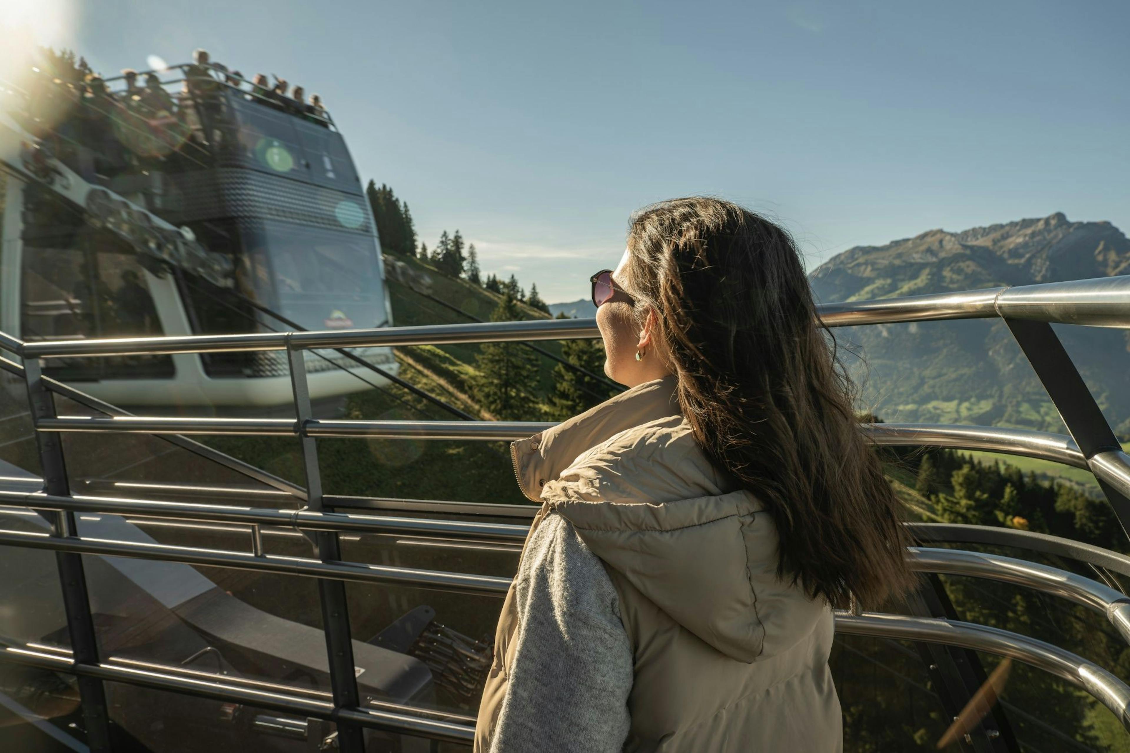 CabriO Stanserhorn: beeindruckender Ausblick vom Aussendeck der Seilbahn auf die umliegenden Berge