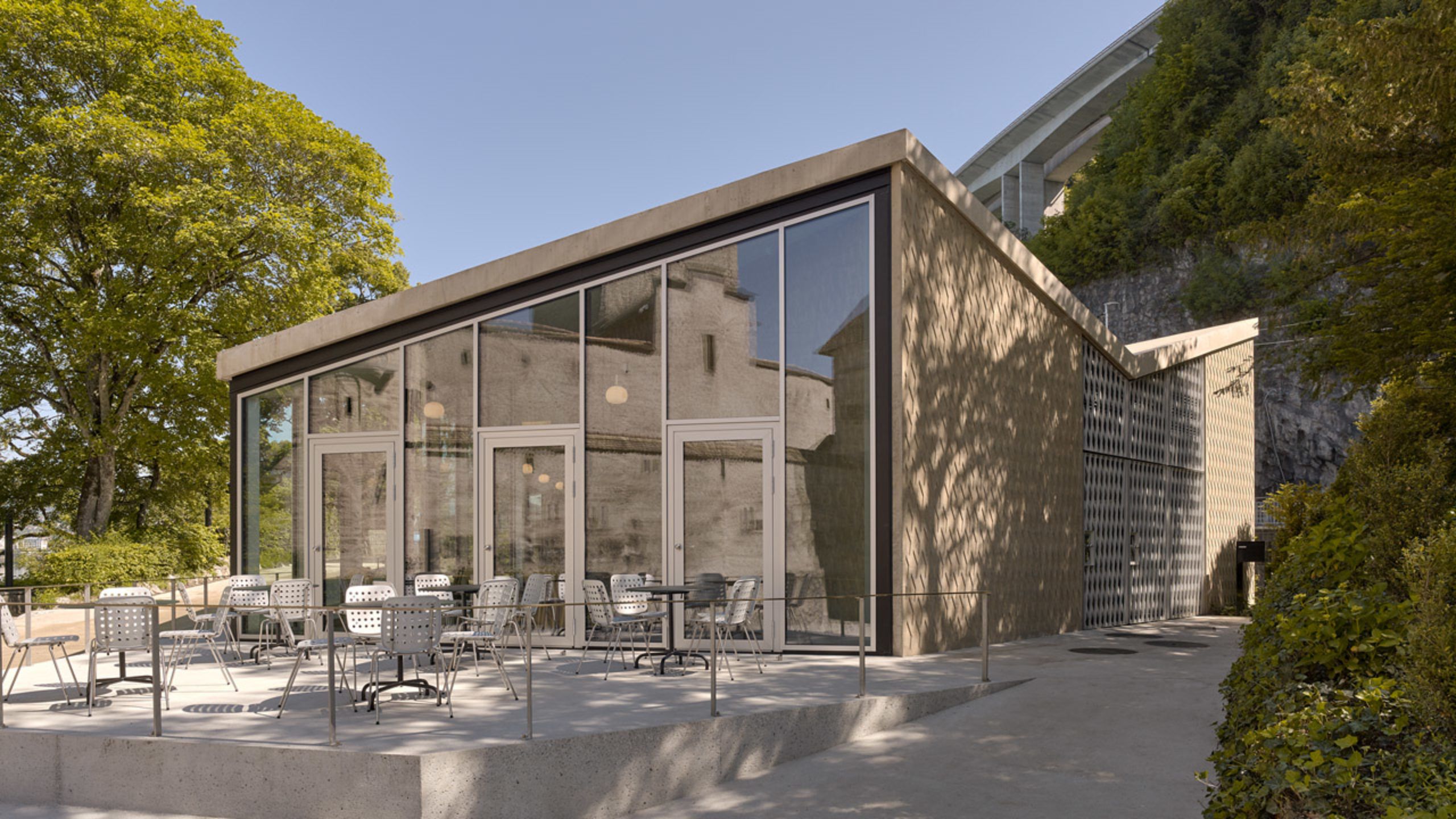 Kafe Byron di Kastil Chillon dengan tempat duduk luar ruangan.