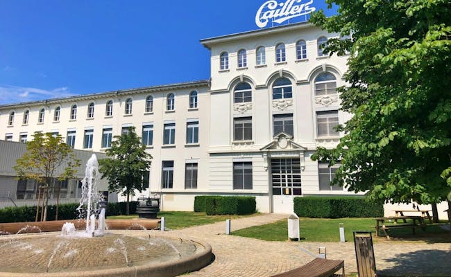 Maison Cailler ใน Broc พร้อมน้ำพุและหน้าตึก.