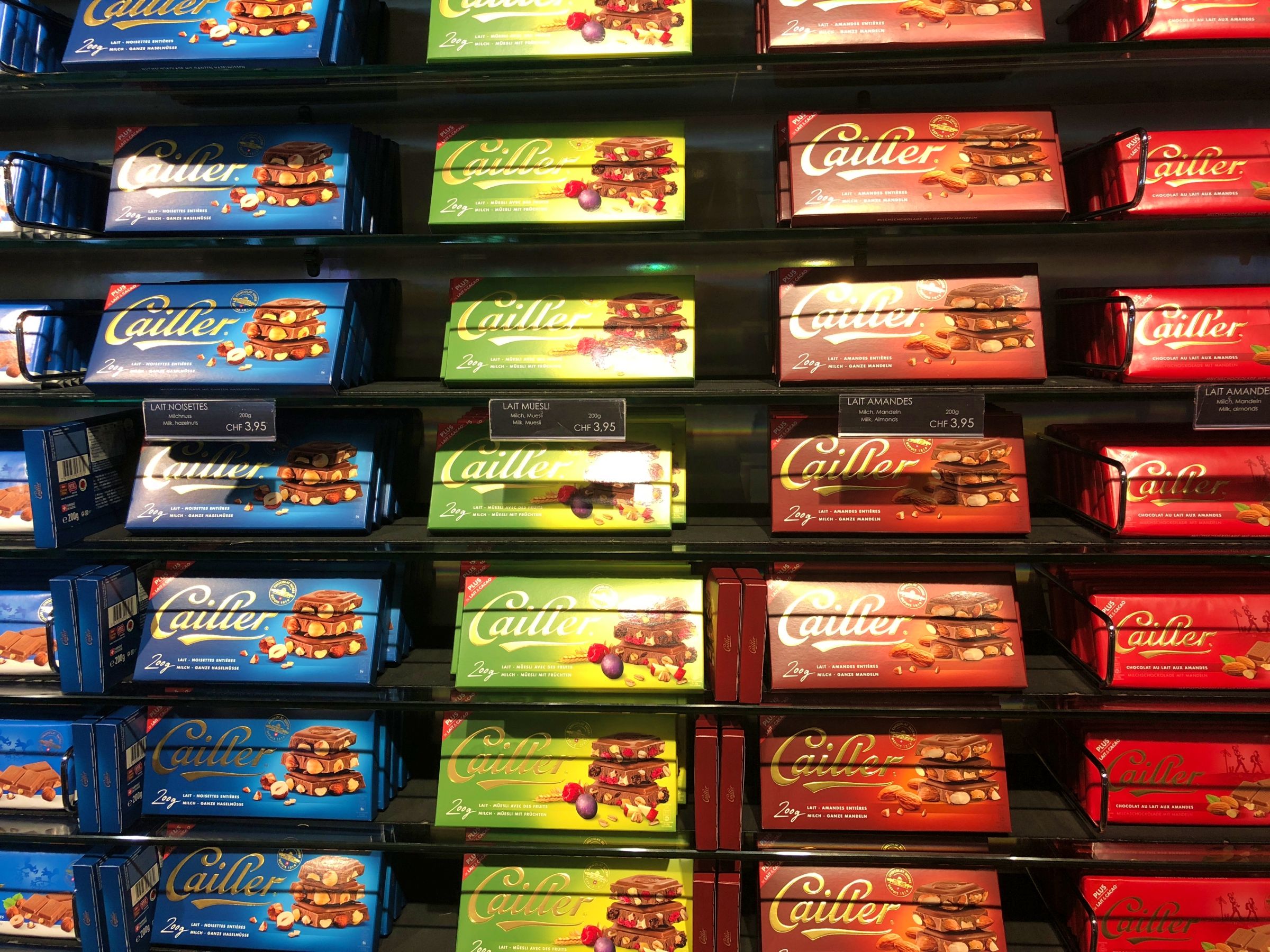 Cailler chokolade i forskellige varianter på salgsreolen.