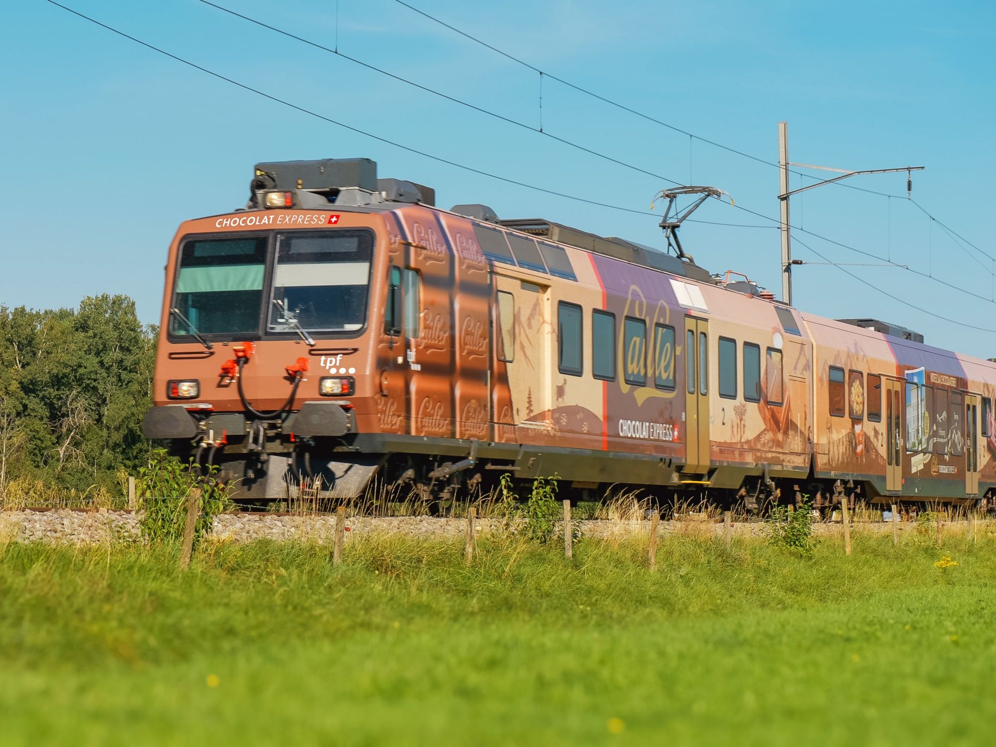 Cailler Train Chocolat Express: รถไฟที่เต็มไปด้วยสีสันสำหรับการเดินทางที่มีรสชาติช็อกโกแลตในสวิสเซอร์แลนด์.