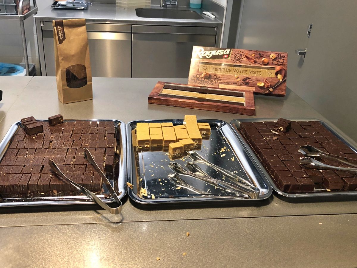 Nylavet chokolade i forskellige varianter på en bakke.