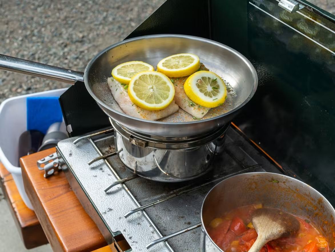 استئجار معدات التخييم: سيتم طهي السمك على موقد التخييم مع الليمون.