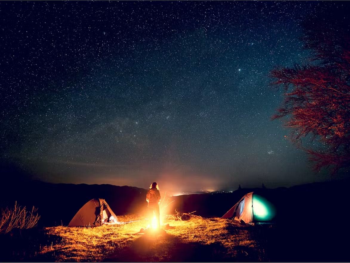 اكتشف عُدّة التخييم. خيمت تحت سماء مليئة بالنجوم.