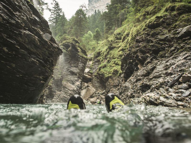 Canyoning Viamala com atividade de natação em desfiladeiro claro.