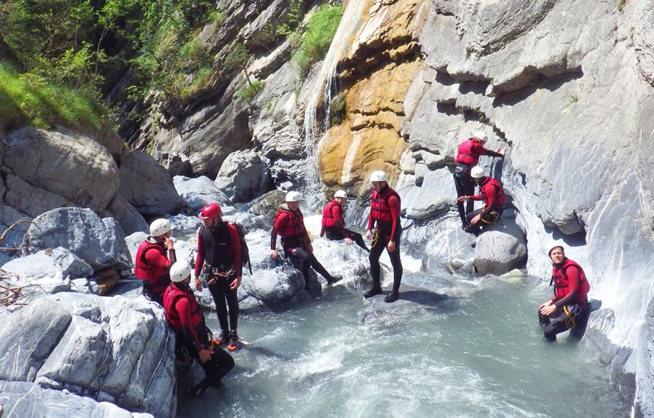 Canyoning di Switzerland: Aktiviti berkumpulan yang penuh pengalaman di alam semula jadi dengan tali keselamatan.