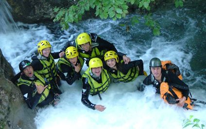 Canyoning di Switzerland: Rasai pengembaraan bersama rakan di alam semula jadi, sesuai untuk kumpulan pada musim panas.