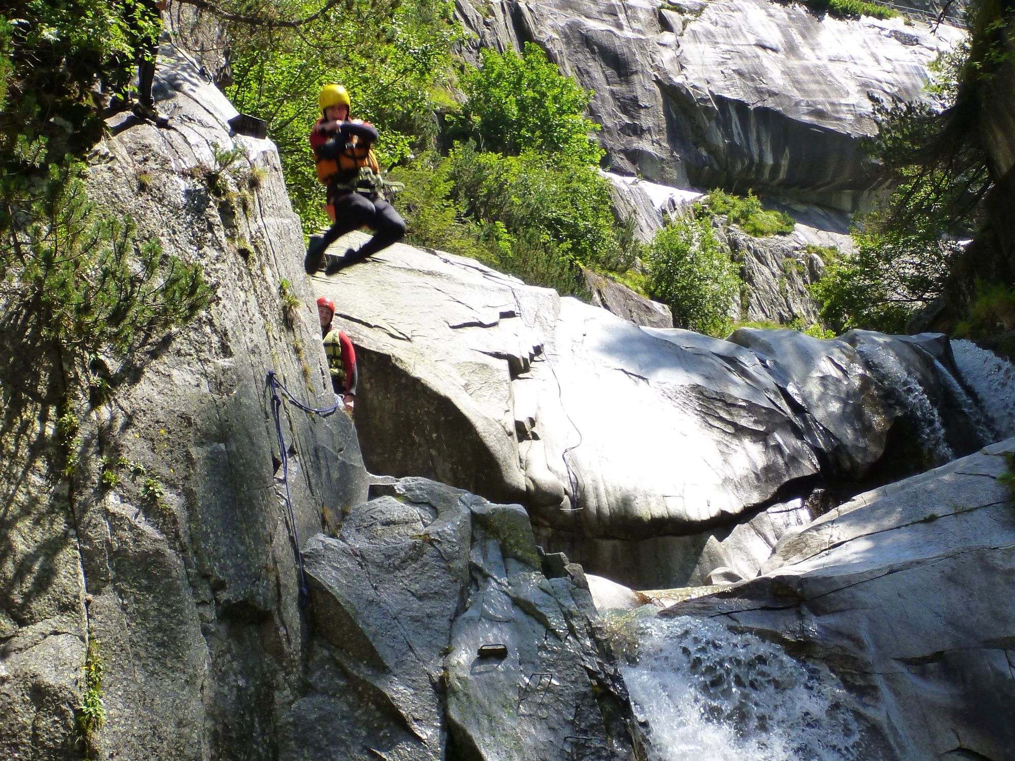 Canyoning: Erlebe aufregende Abenteuer im Château-d'Oex mit Wasserfällen und imposanten Felsen.