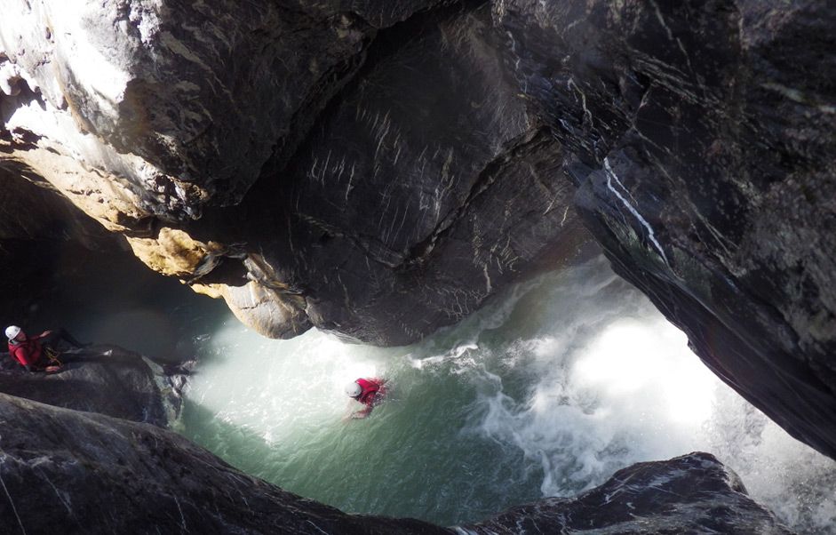 Canyoning in Château-d'Oex: Erlebe aufregende Abenteuer in der Natur bei Wassersportaktivitäten.