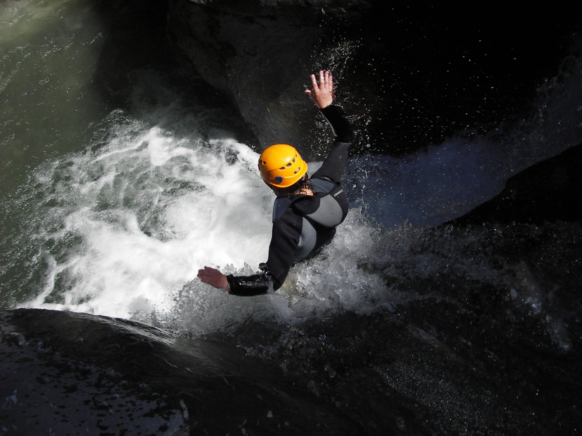 Canyoning in Château-d'Oex: actionreiche Wasseraktivität umgeben von imposanten Felsen.