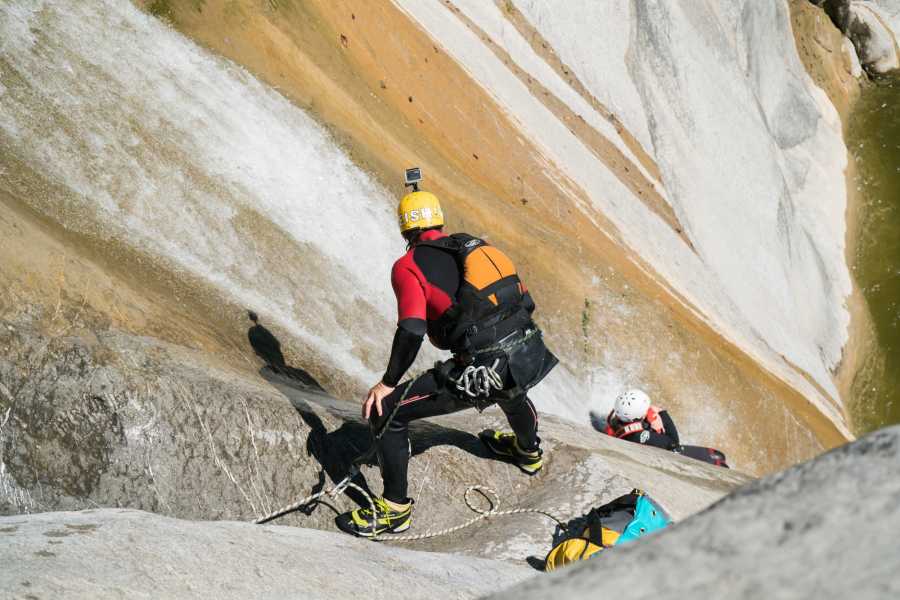Canyoning Abseilen in Chli Schliere mit Wasserspiel
