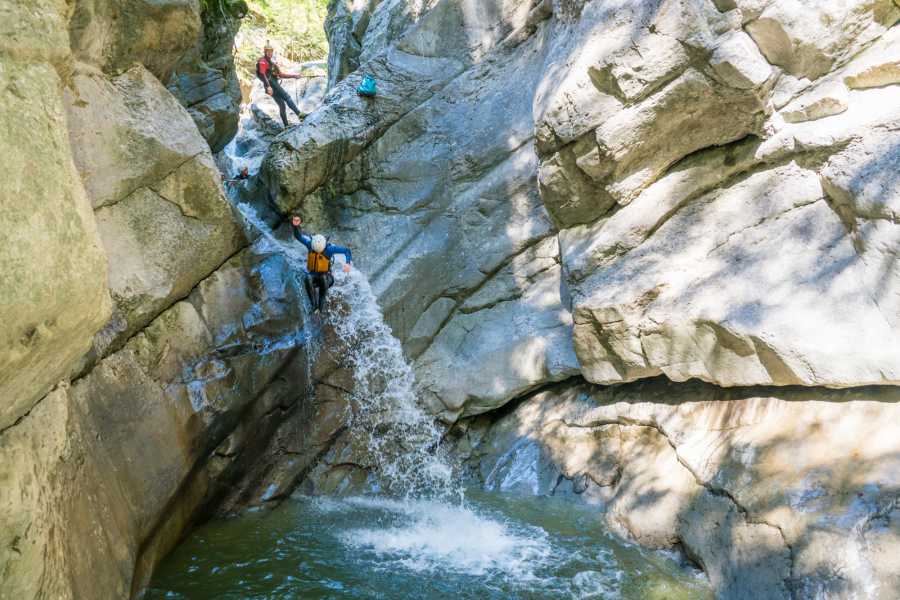 Canyoning Chli Schliere mit Wasserfall und Felsformationen