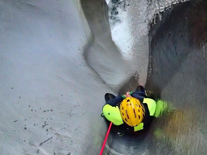 लोद्रीनो में कैन्यनिंग: विविध चट्टान संरचनाओं और जलप्रपातों के साथ प्रकृति में रोमांचक अनुभव।