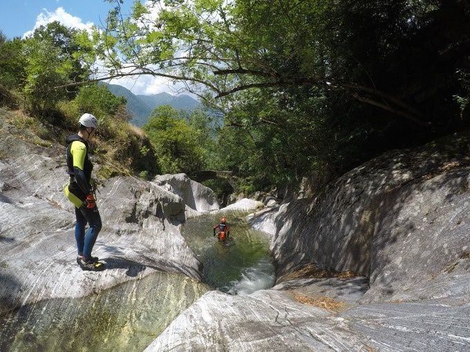 Canyoning en Val Grande con dos deportistas en Oeste