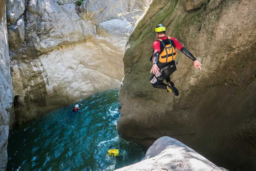 Canyoning Sprung Chli Schliere, Aktiver Sprung ins Wasser, canyoning, felsige Umgebung