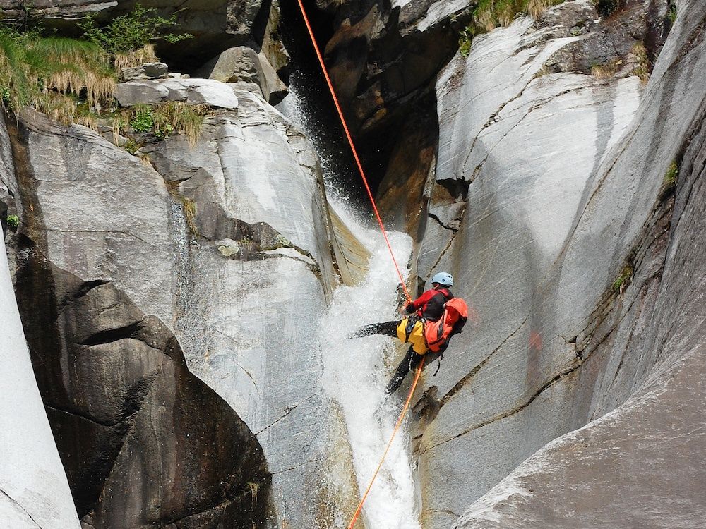استمتع بتجربة مغامرة مثيرة في جبال الألب السويسرية مع الكانيونينغ والتجديف والطبيعة.