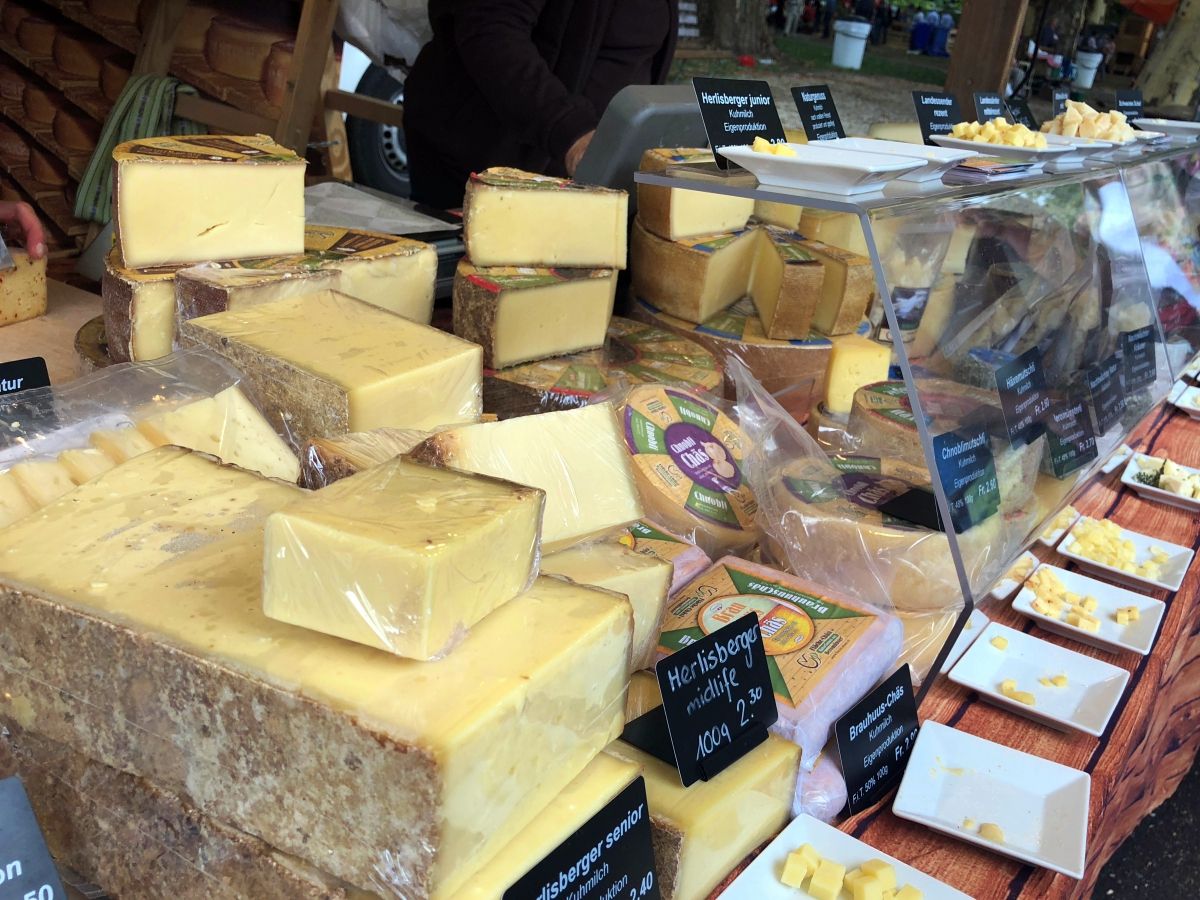 Käseauswahl auf Käsetag in Solothurn 2023 mit verschiedenen Sorten.