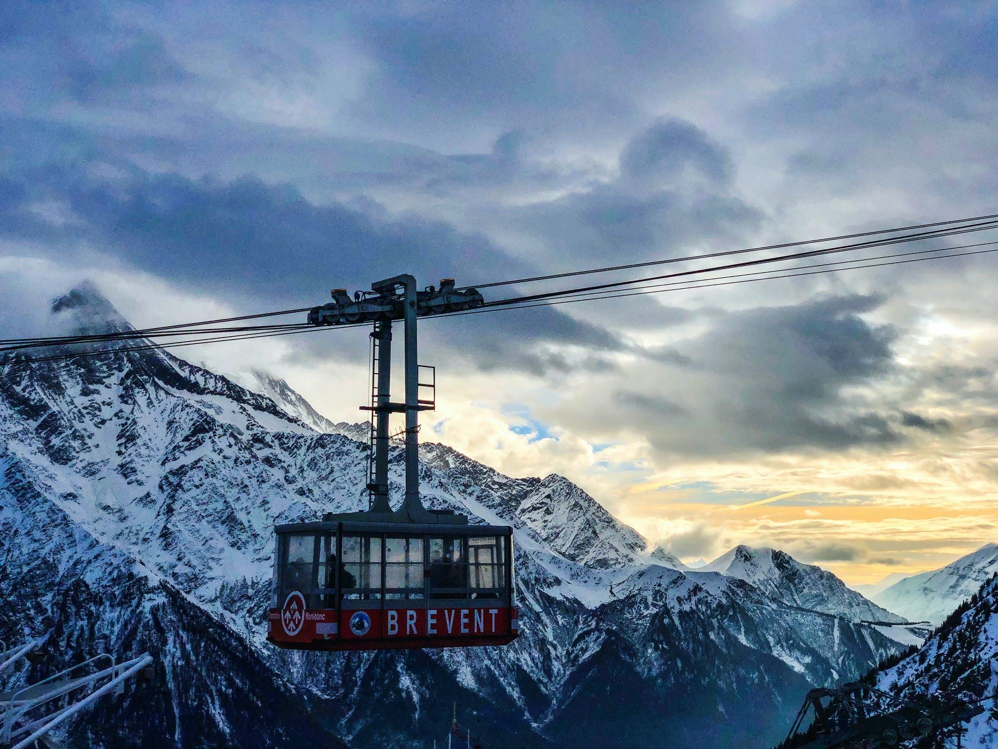 Chamonix: El teleférico ofrece una vista impresionante de las montañas nevadas y la naturaleza en los Alpes.