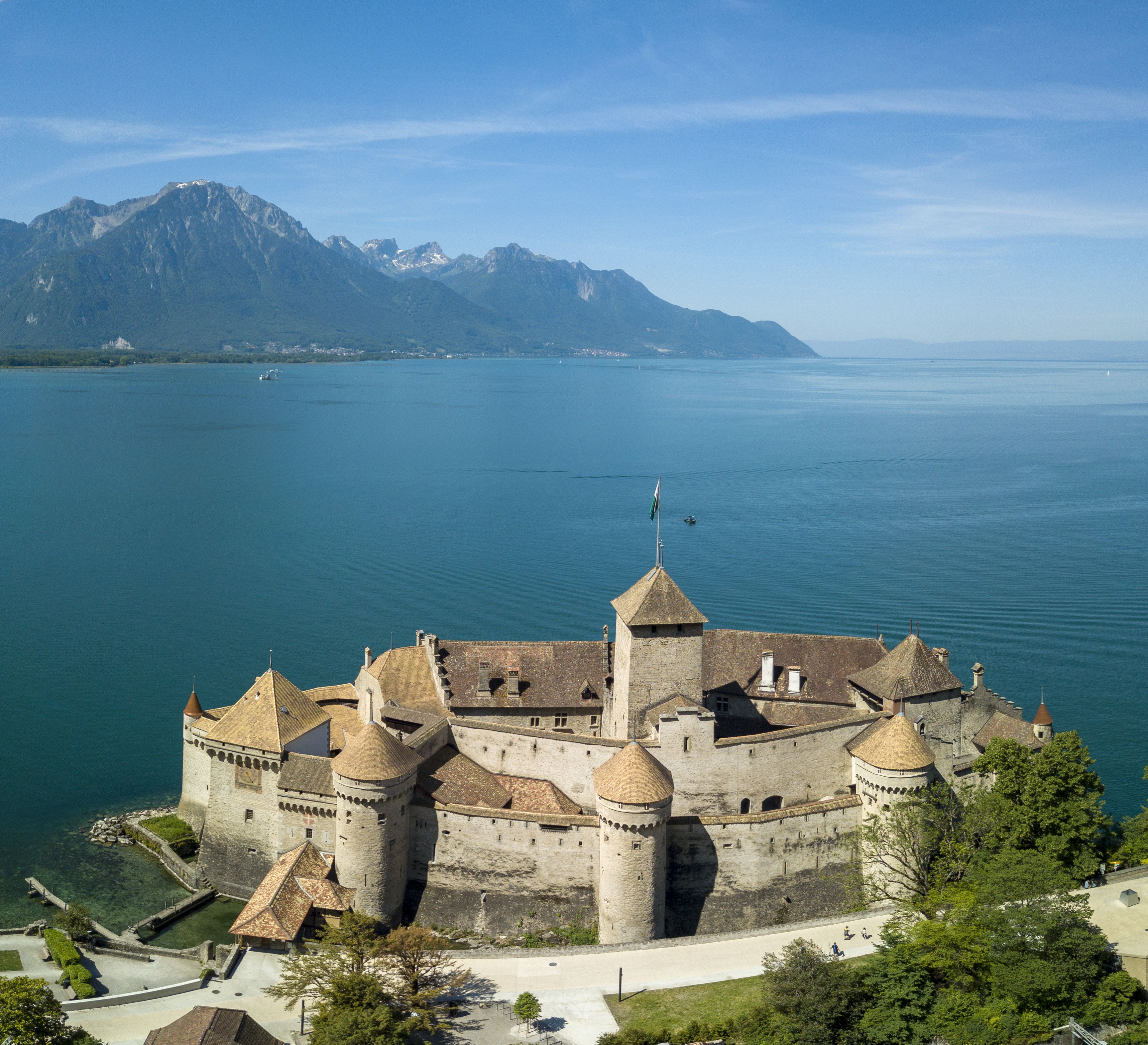 Chateau Chillon di Tasik Geneva dengan menara bersejarah dan air