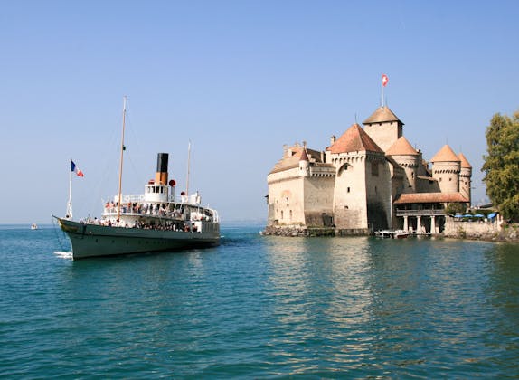 Chateau Chillon s parníkem na Ženevském jezeře, jasná obloha, letní aktivity.