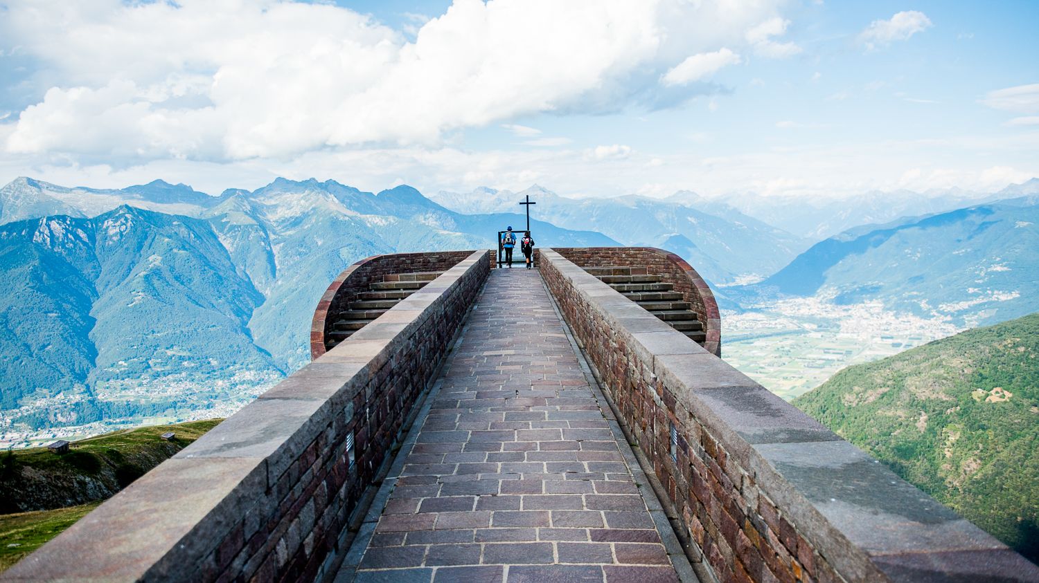 मॉन्ते तमारो पर्वत के दृश्य के साथ, यात्री मार्ग पर।