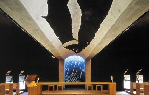 Kyrka Santa Maria Monte Tamaro, modern inredning med trä, väggmålningar och ljusinstallation