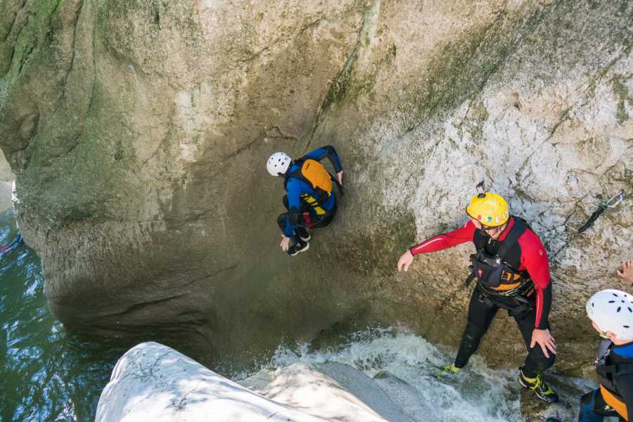 Chli Schliere Rutsche Canyoning, zwei Personen klettern, Wasserfall.