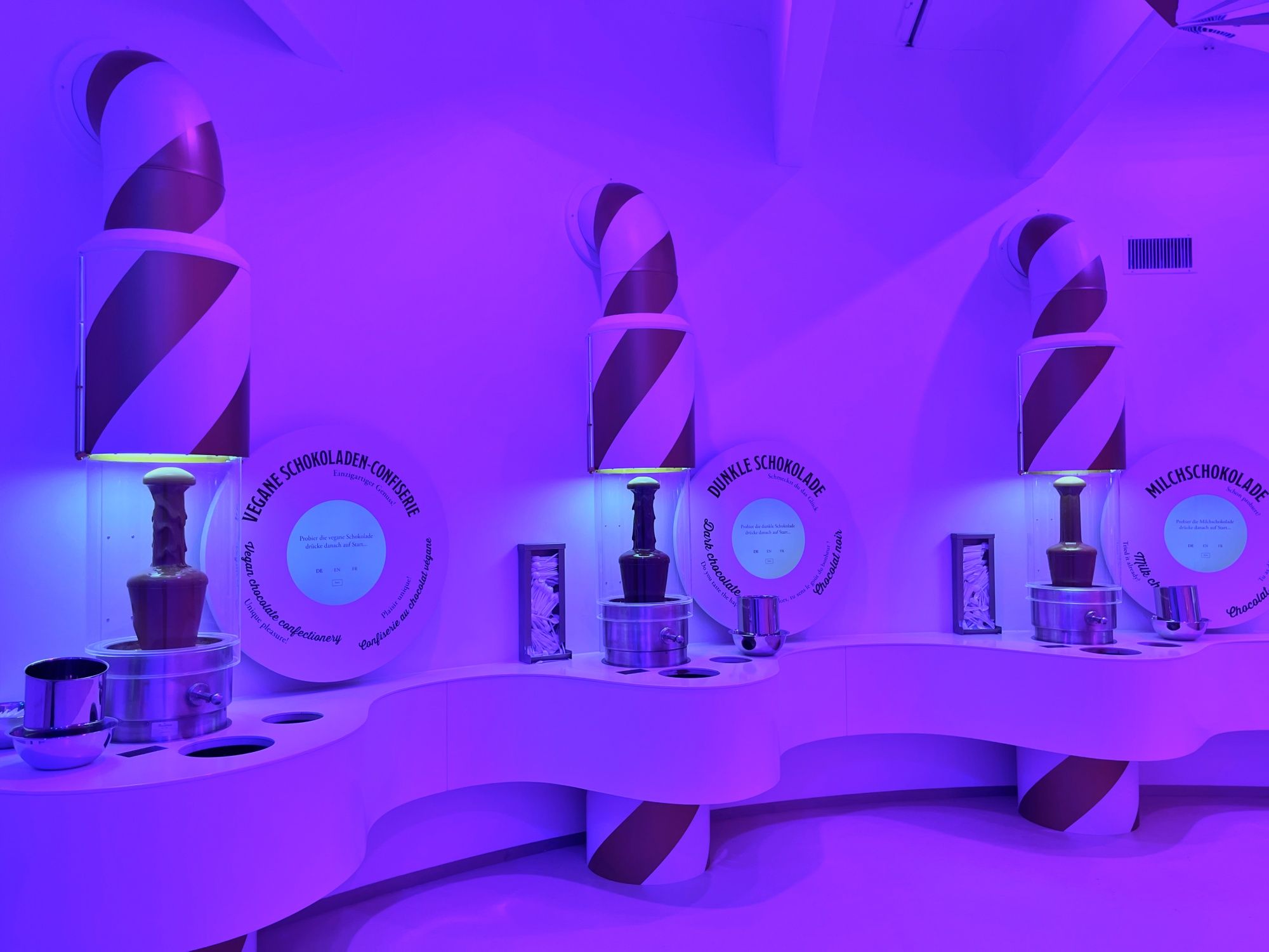 Chokoladefontæne i Chocolarium, oplev søde delikatesser fra Basil, lækker chokolade.