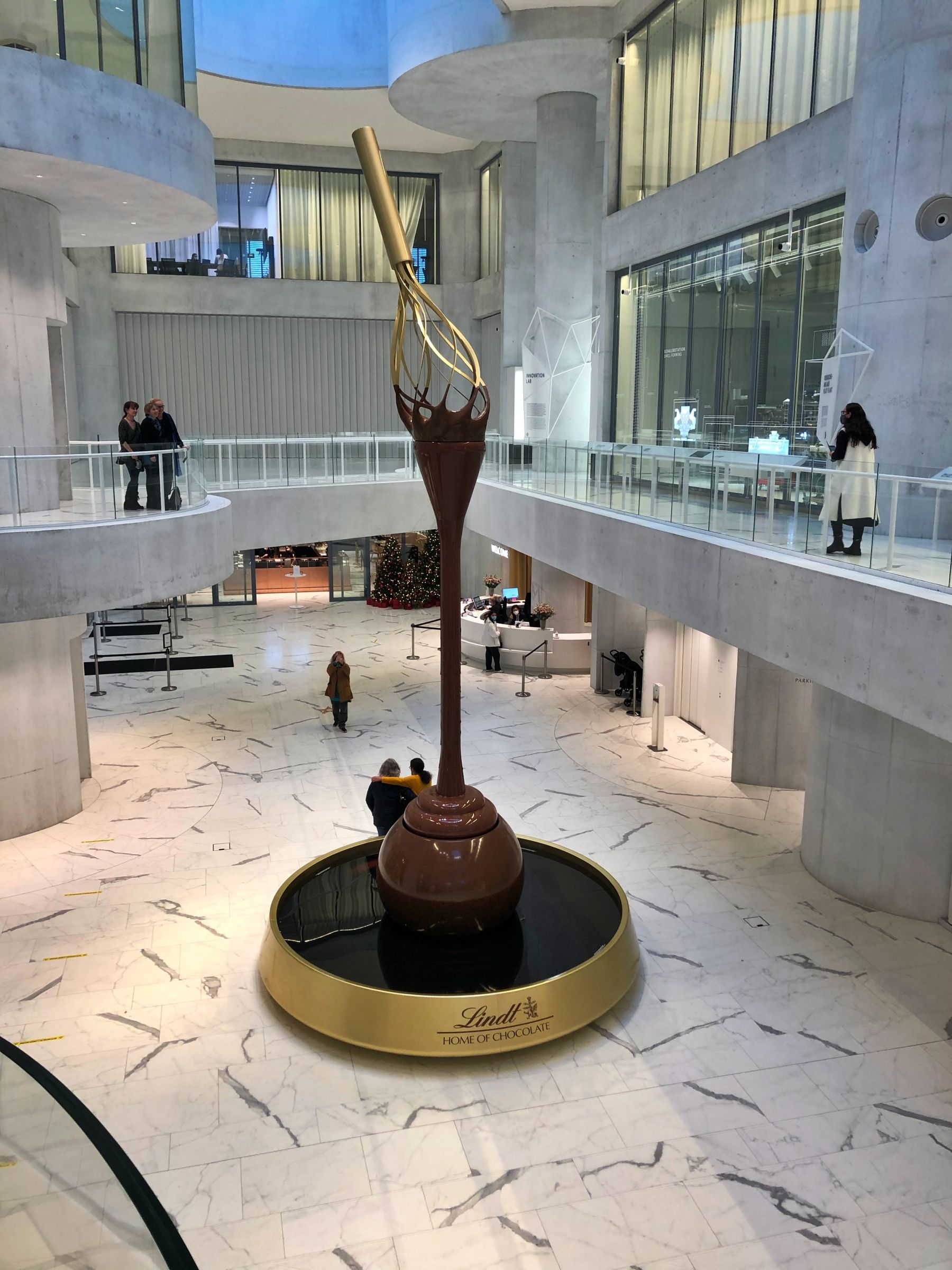 Visita a la Casa del Chocolate Lindt con visitantes en un edificio moderno.