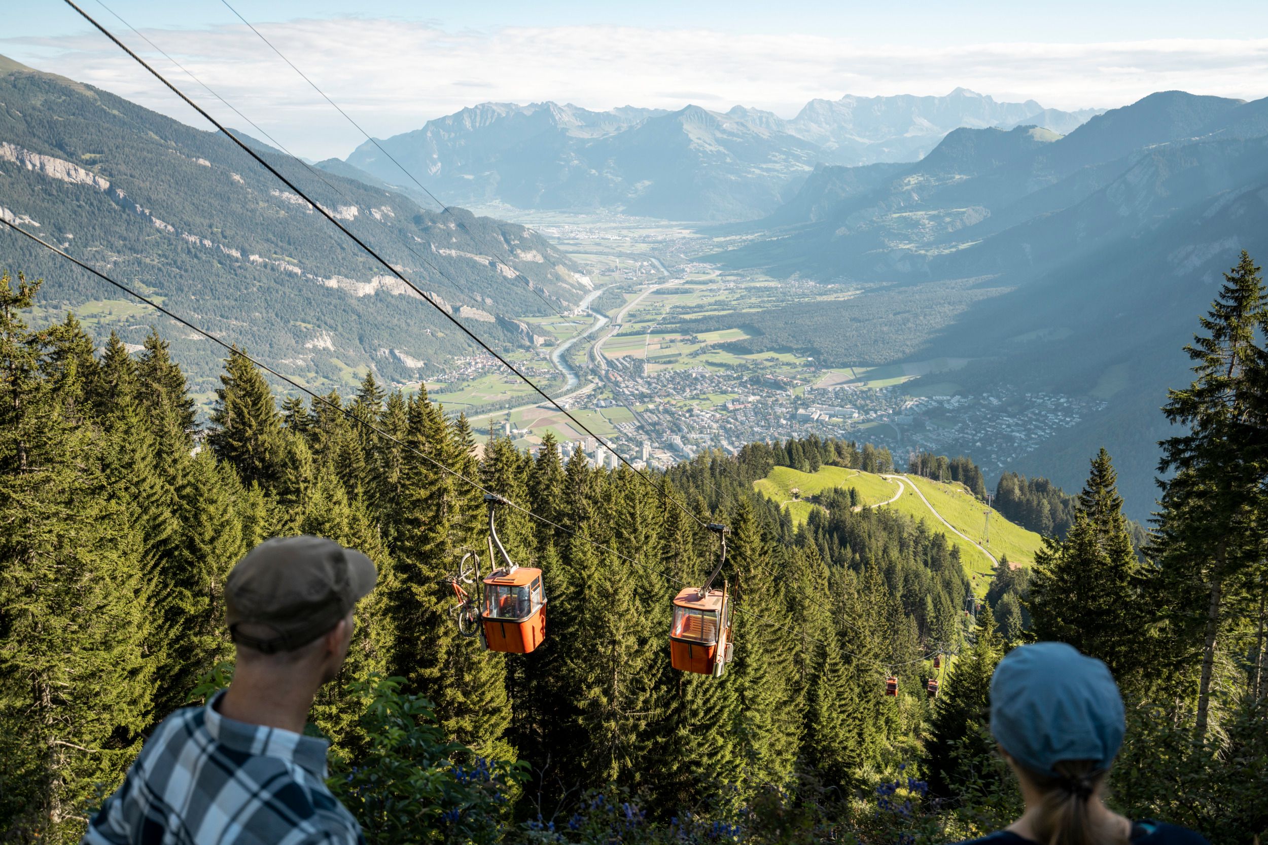 Chur: επιβλητική θέα από το Brambruesch προς την κοιλάδα και τα βουνά, ιδανικό για φυσιολάτρες και λάτρεις της περιπέτειας.