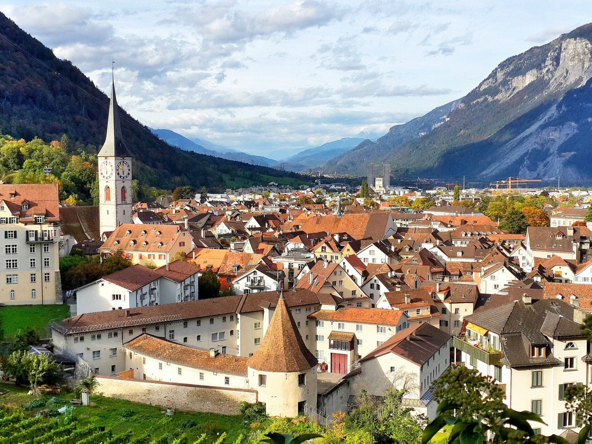 Chur: paesaggio urbano pittoresco con monti e edifici storici, ideale per esplorazioni.