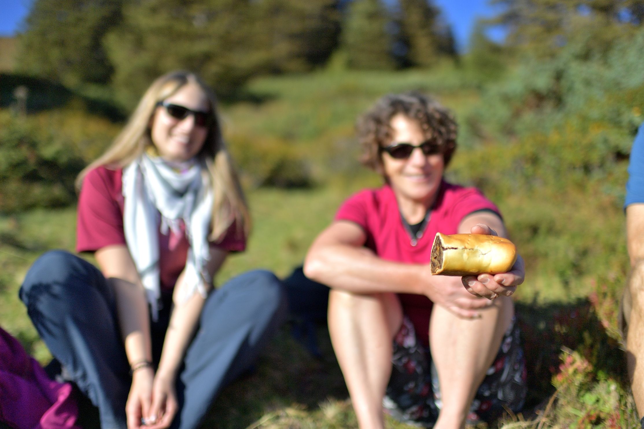 Caminata gourmet Dreibündenstein con excursionistas al aire libre.