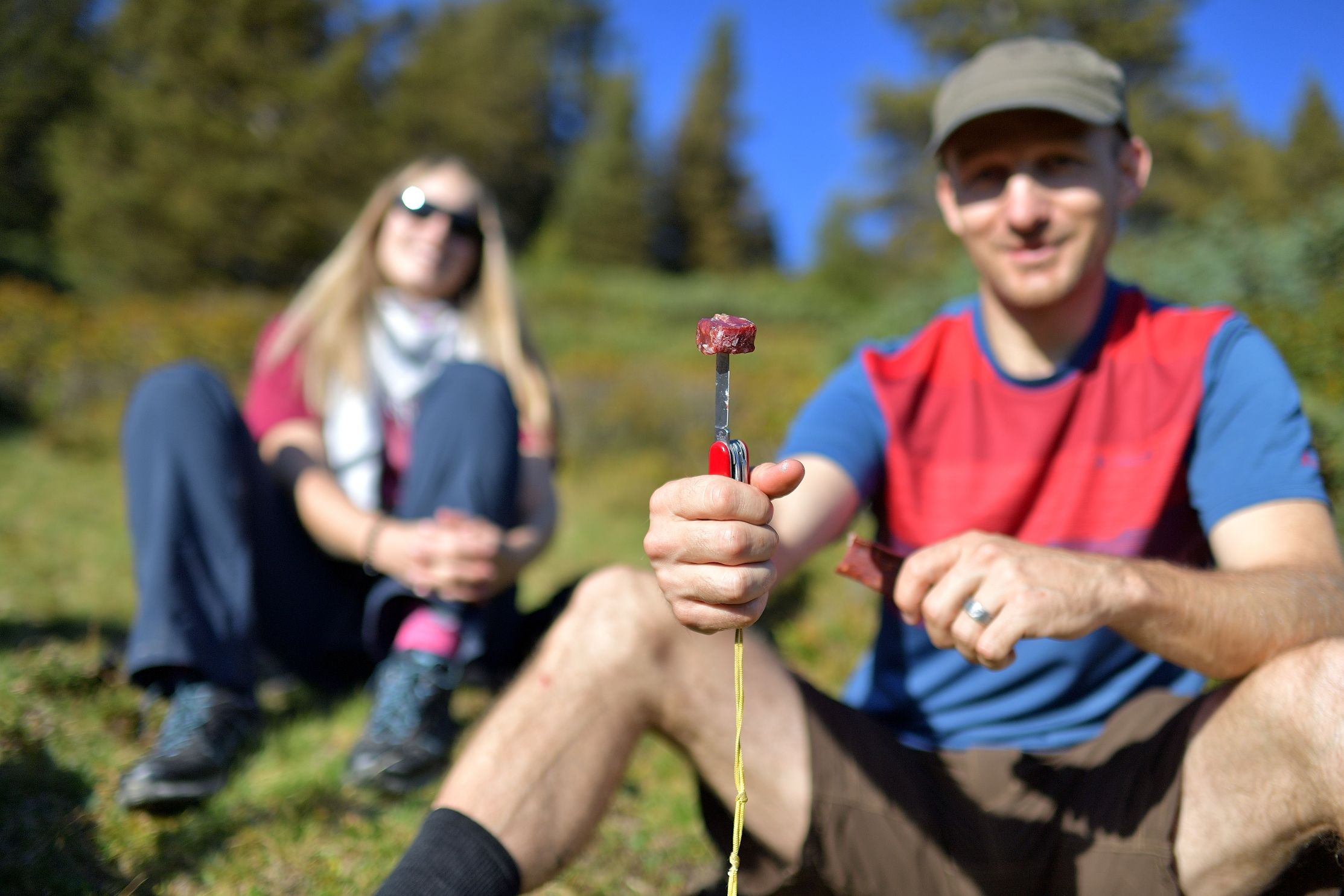 Caminata del placer Dreibündenstein con senderistas en la naturaleza, actividad relajante, paisaje circundante