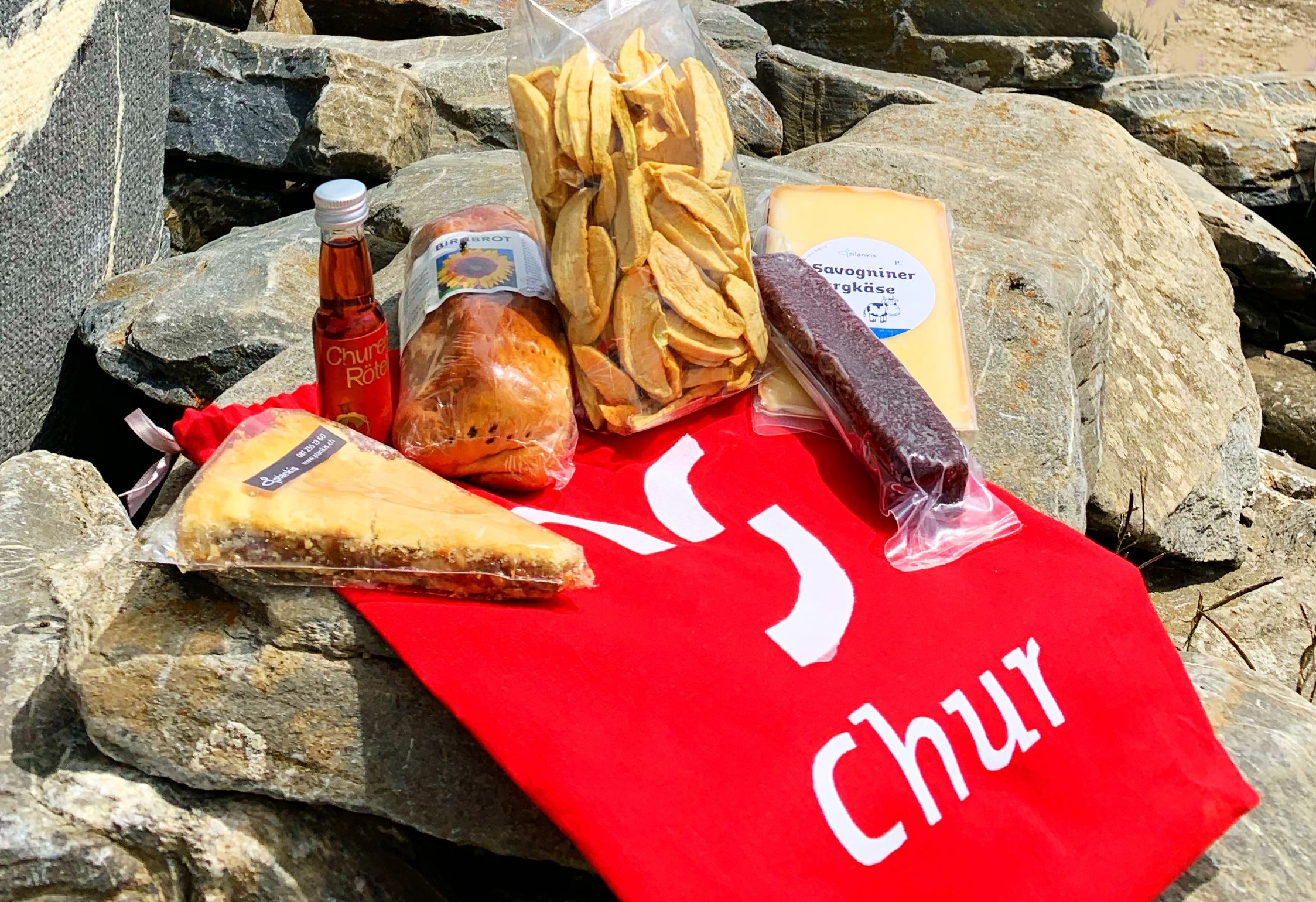 チャー Lunch Sack 地元のスナック、飲み物、石の上のチーズ