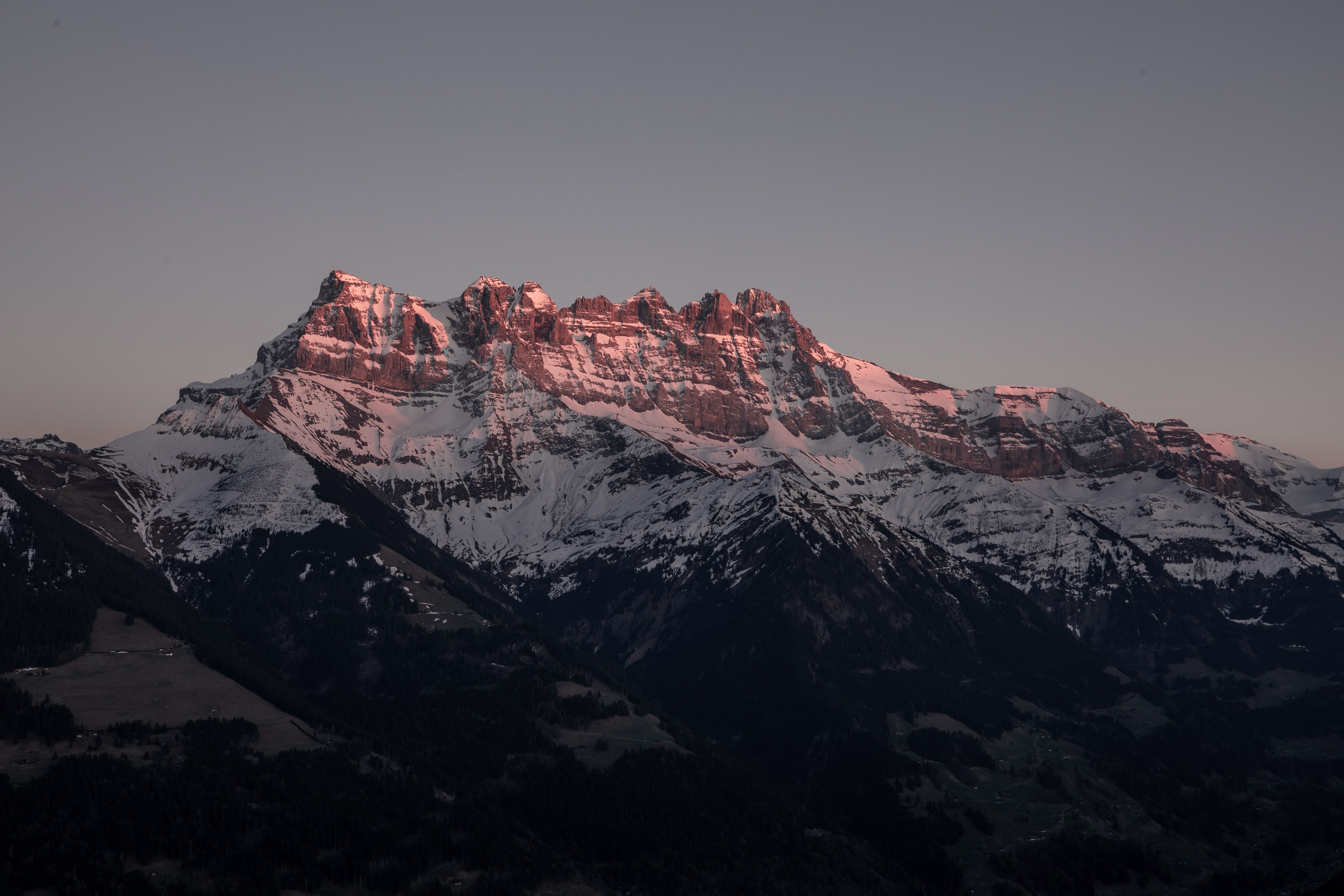 Collombey-Muraz: imponerande snöklädda berg i skymningen, perfekt för naturälskare