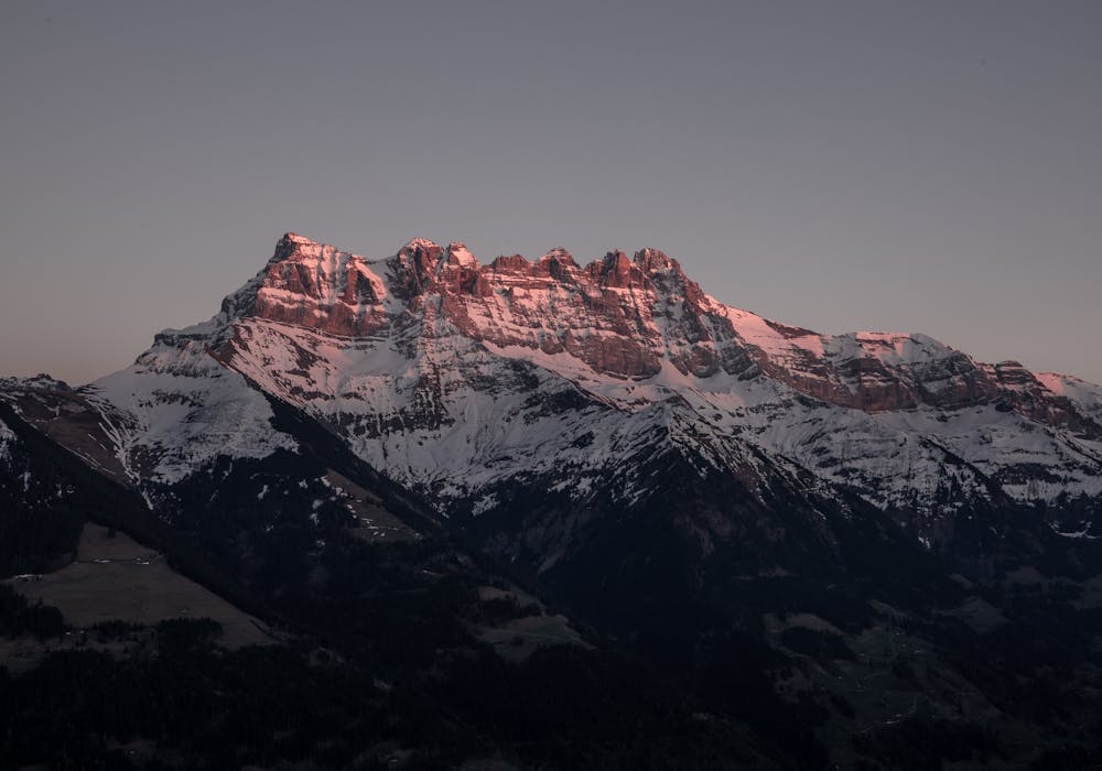 Collombey-Muraz: montagne innevate impressionanti al crepuscolo, ideali per gli amanti della natura