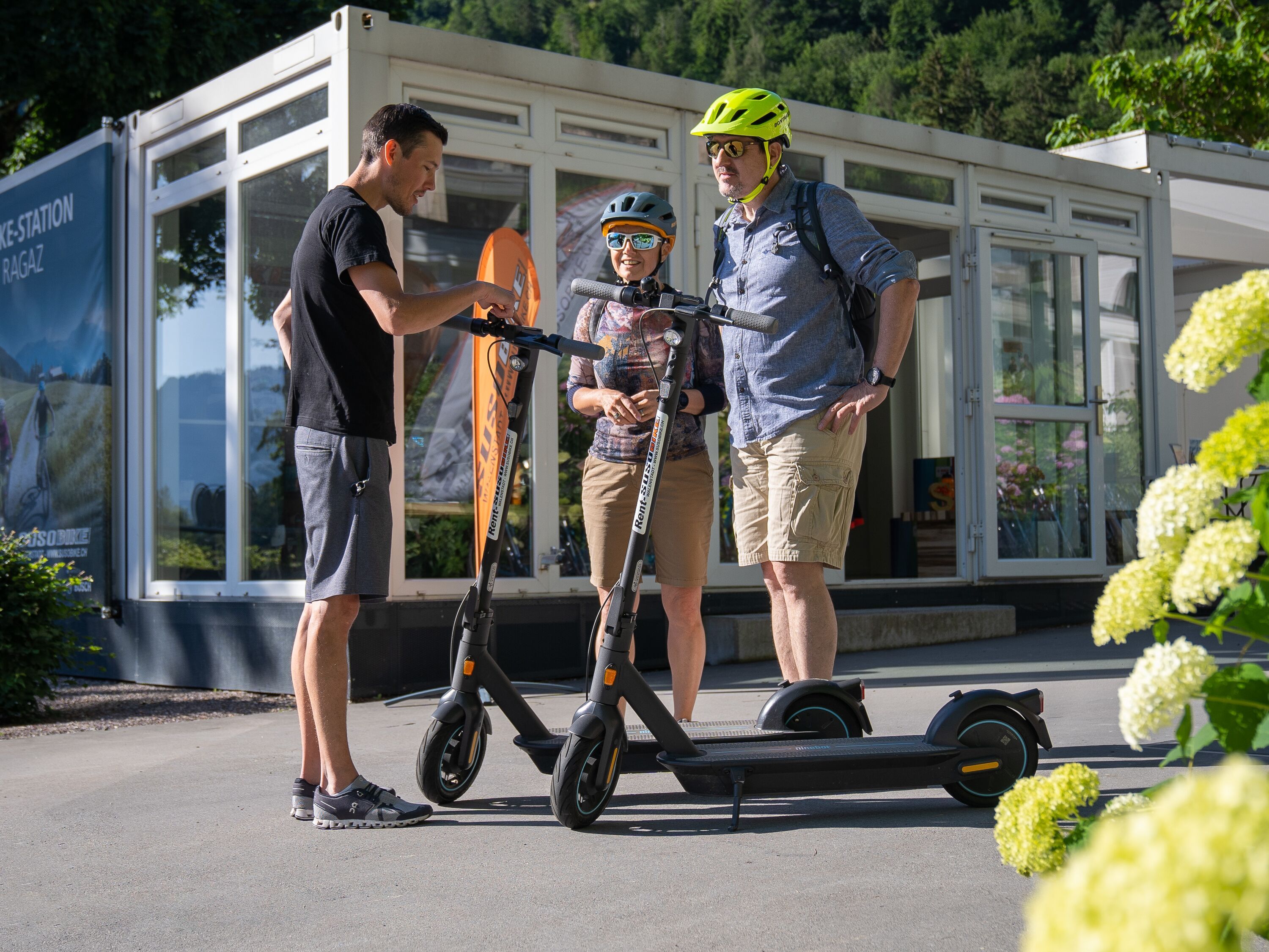 Kampanye Menjelajah Alam dengan Skuter Elektrik bersama Teman-teman di Wilayah Bern.