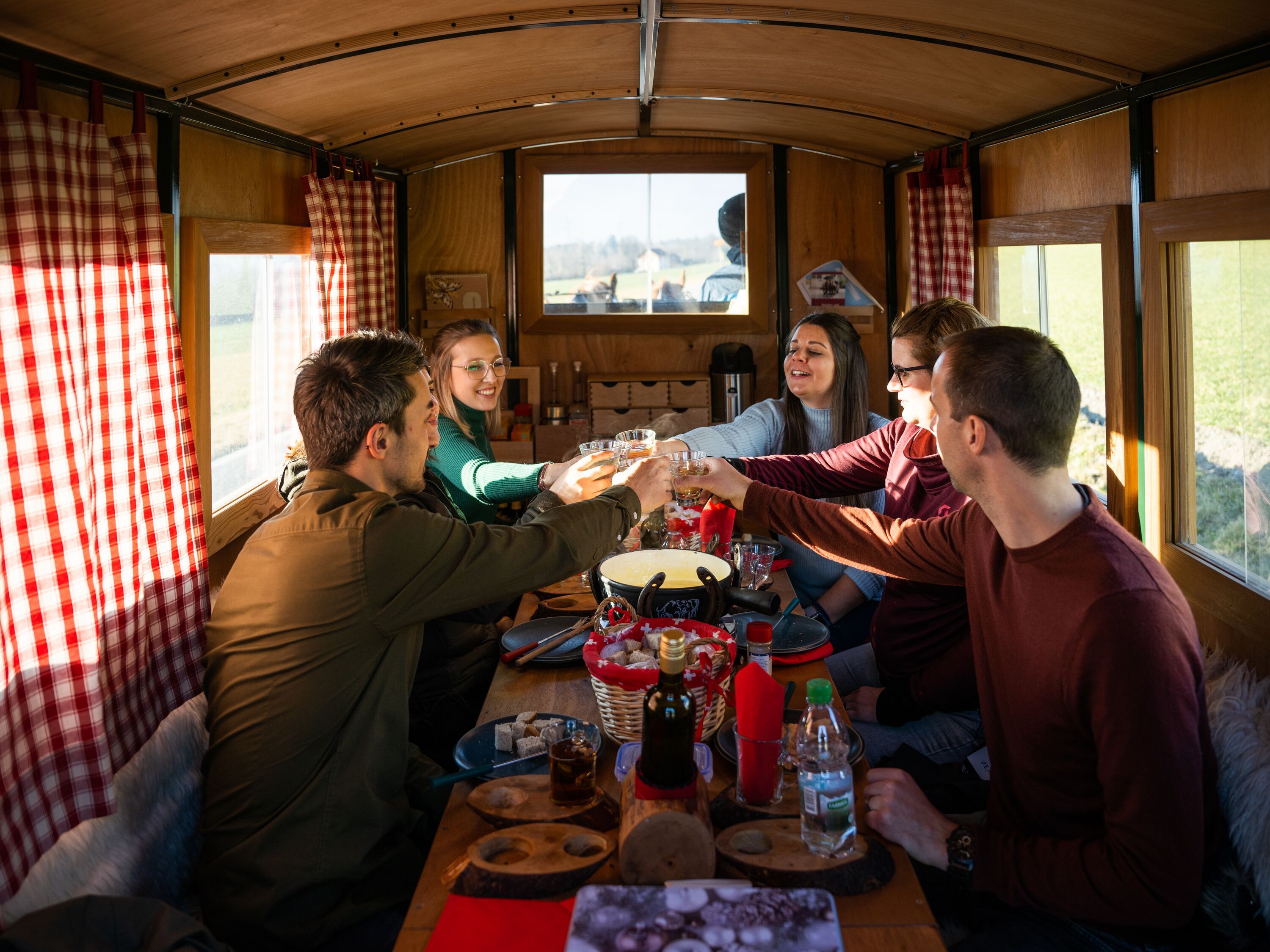 Fondue jízda: Užijte si zážitek z fondue v Bündnerské oblasti s přáteli. Ideální pro skupiny.