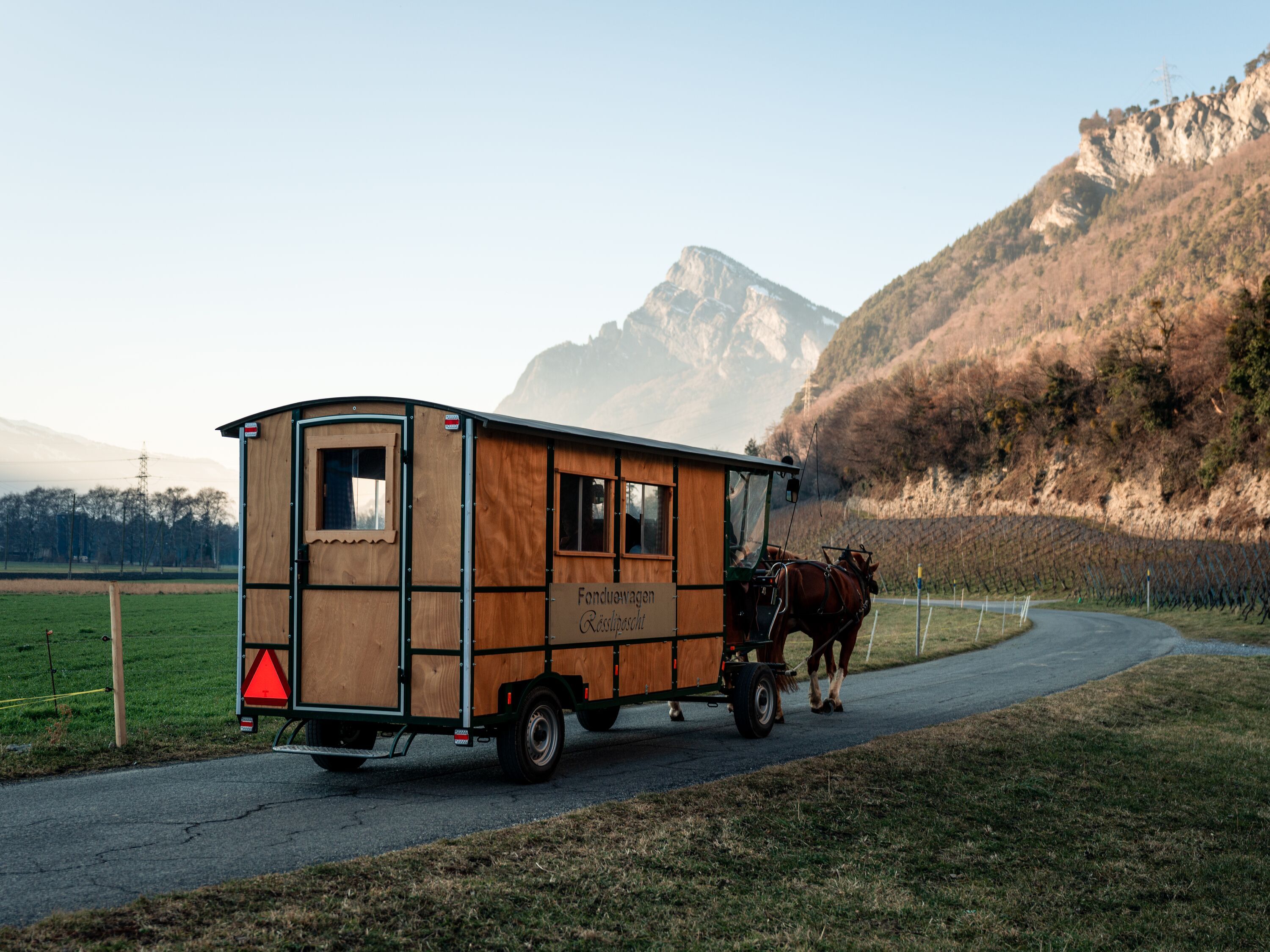 Fondue kočárková jízda po Bündnerské oblasti s výhledem na hory a přírodu.