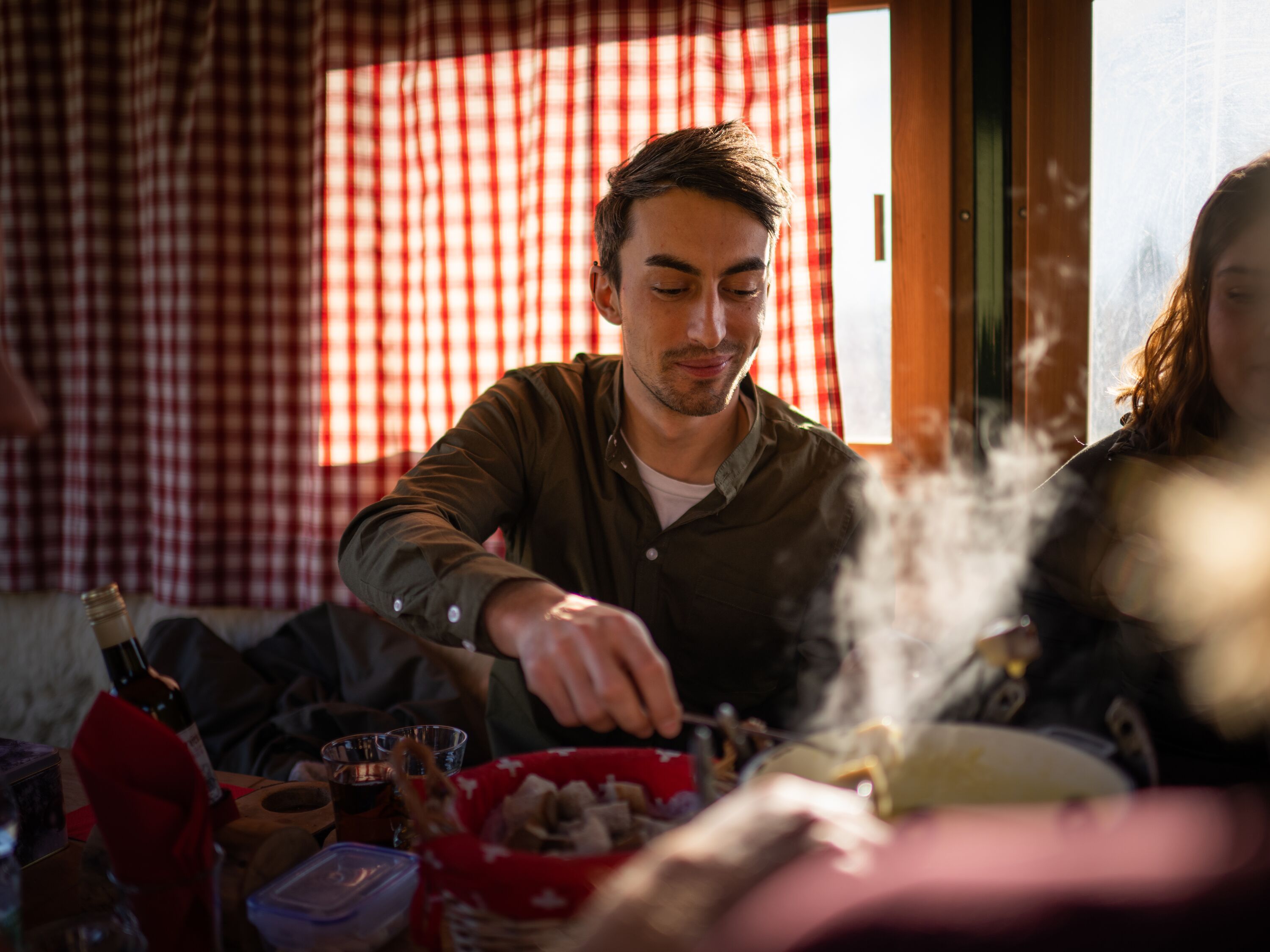 Kouzelná jízda kočárem v Heidilandu: Příjemný zážitek z fondue v Bündnerských alpách. Užijte si přírodu.