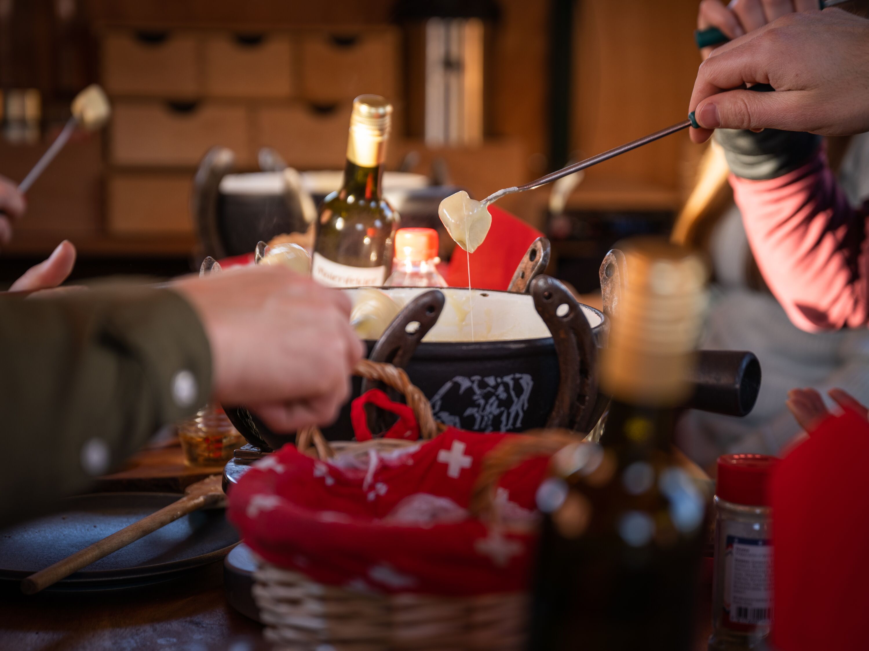 Fondue jízda kočárem s přáteli v Heidilandu, příjemná atmosféra, zimní dovolená, skupinová aktivita.