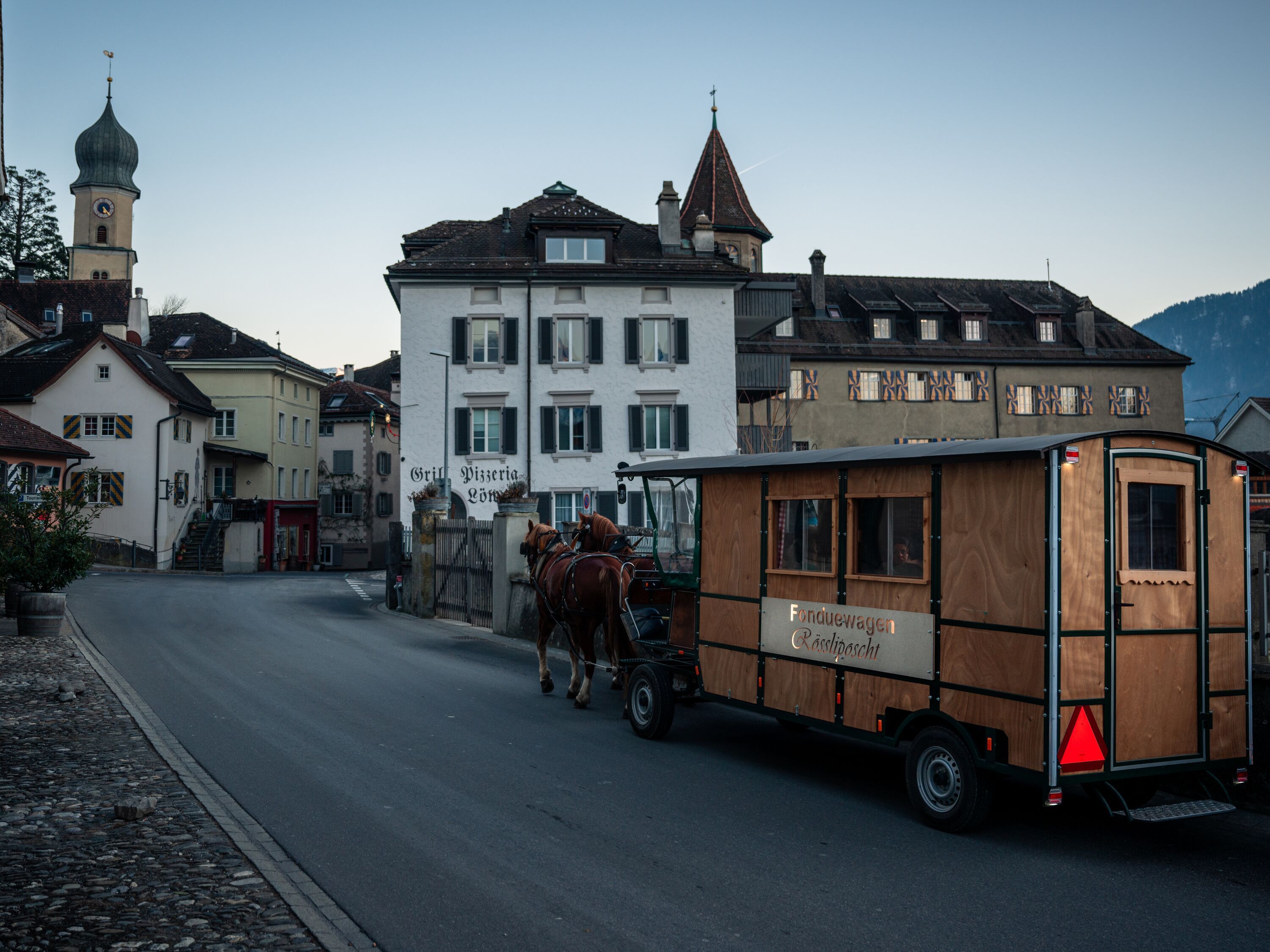 Vozíčková jízda v Heidlandu s koněm a tradičním kočárem v malebném Bernském kraji