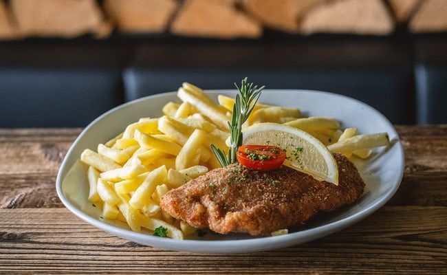 Cordon Bleu mit Pommes frites im Rigi Restaurant, 2023.