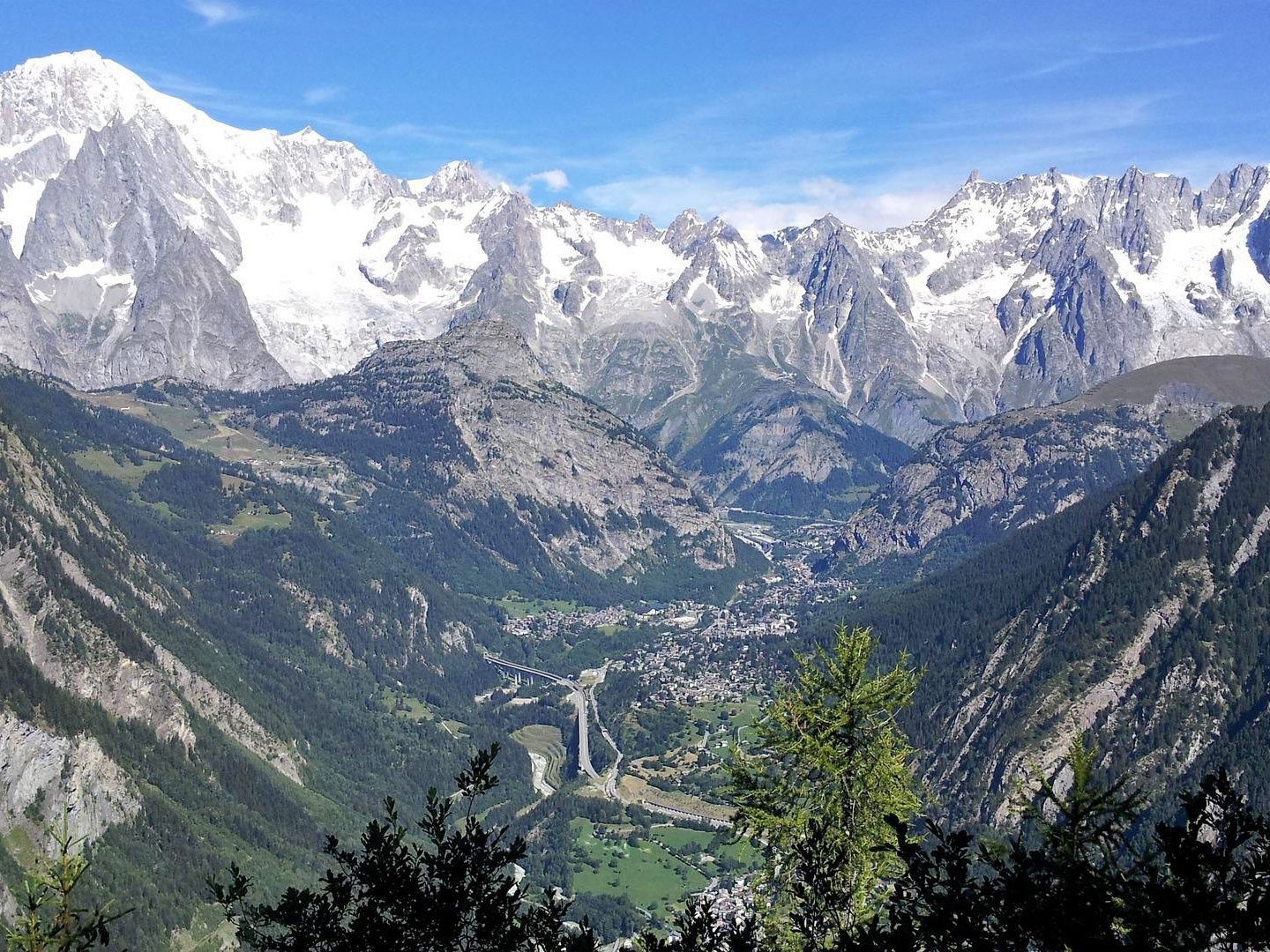 Courmayeur: pintoresco pueblo montañés con hermosas cumbres y aire puro en los Alpes.