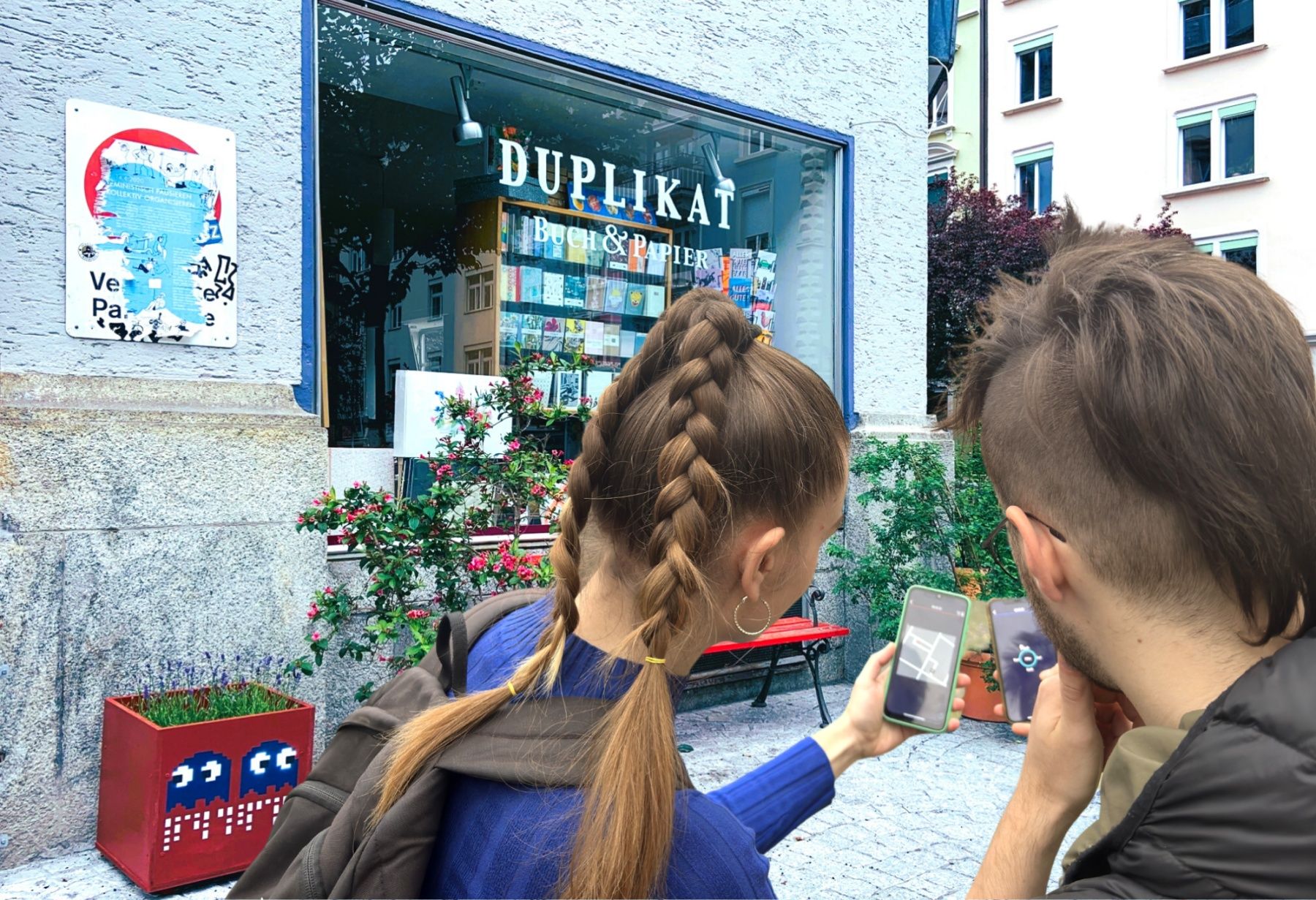 Escape Room Zürich: Ungt par som upptäcker bok- och pappersbutik i Zürich city äventyrsspel.